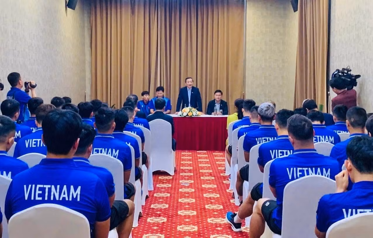 Toàn cảnh buổi giao lưu giữa Đại sứ Việt Nam tại Lào Nguyễn Minh Tâm và đội tuyển Việt Nam.