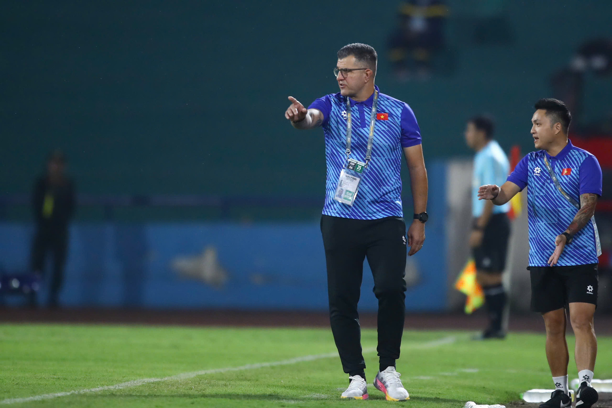 Huấn luyện viên Cristiano Roland chỉ đạo các tuyển thủ U17 Việt Nam.