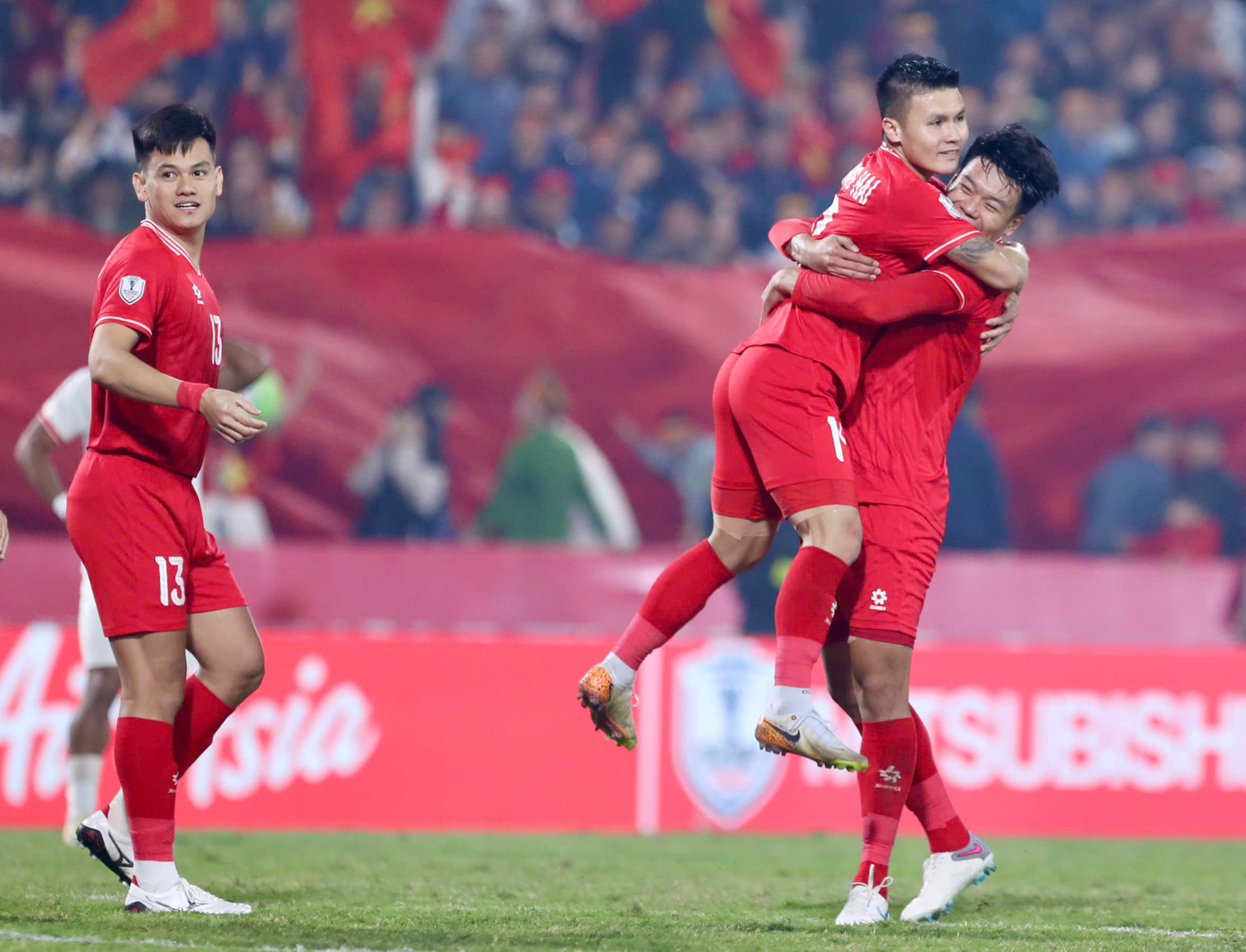 Các tuyển thủ đội tuyển Việt Nam ăn mừng chiến thắng đầy cảm xúc. Các tuyển thủ đội tuyển Việt Nam ăn mừng chiến thắng đầy cảm xúc.
