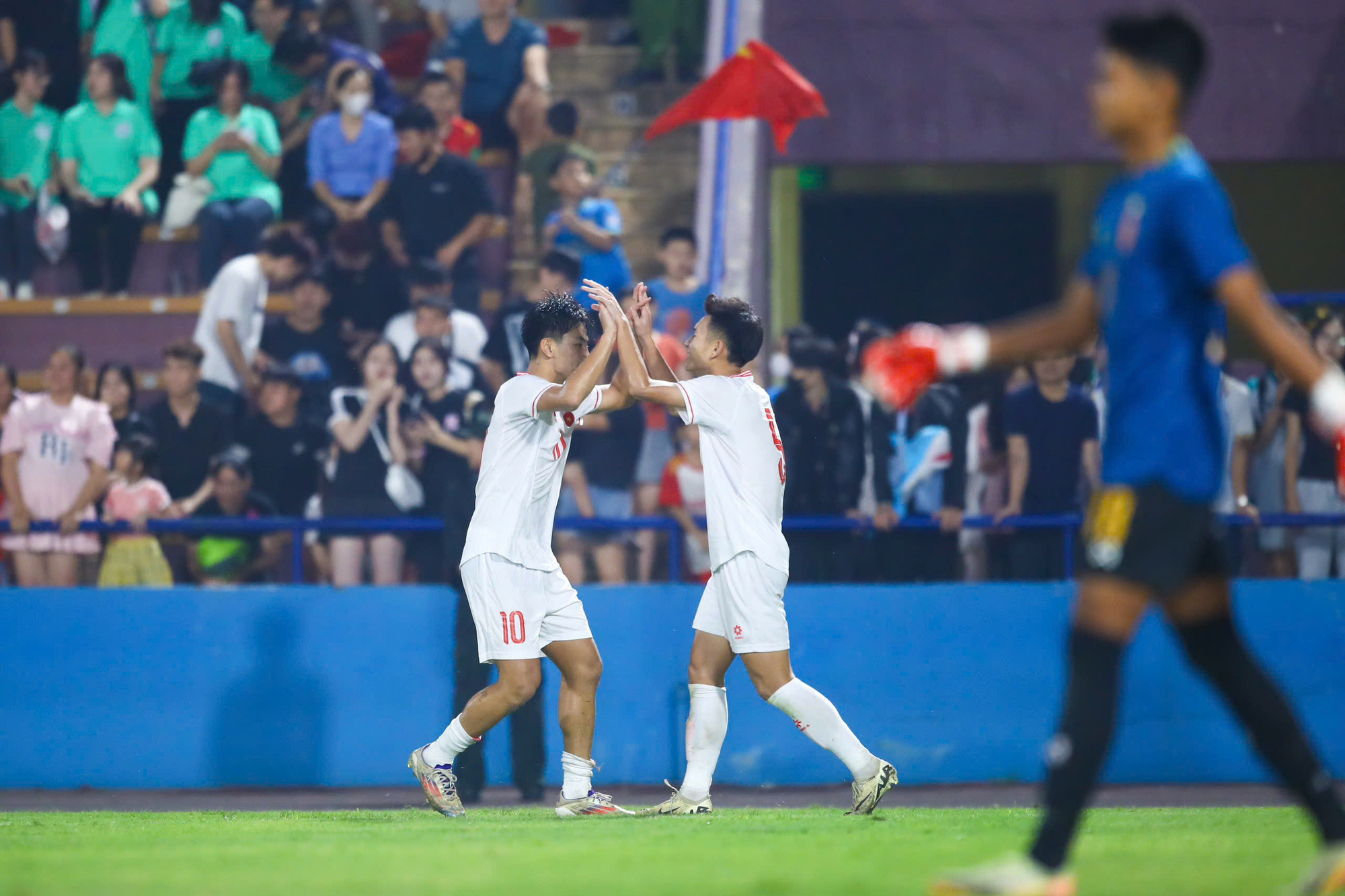 Các học trò của huấn luyện viên Roland thi đấu tốt hơn rất nhiều. Đến phút 89, Duy Đăng căng ngang chuẩn xác để Gia Bảo đệm bóng vào lưới trống ấn định chiến thắng 2-0 cho U17 Việt Nam.