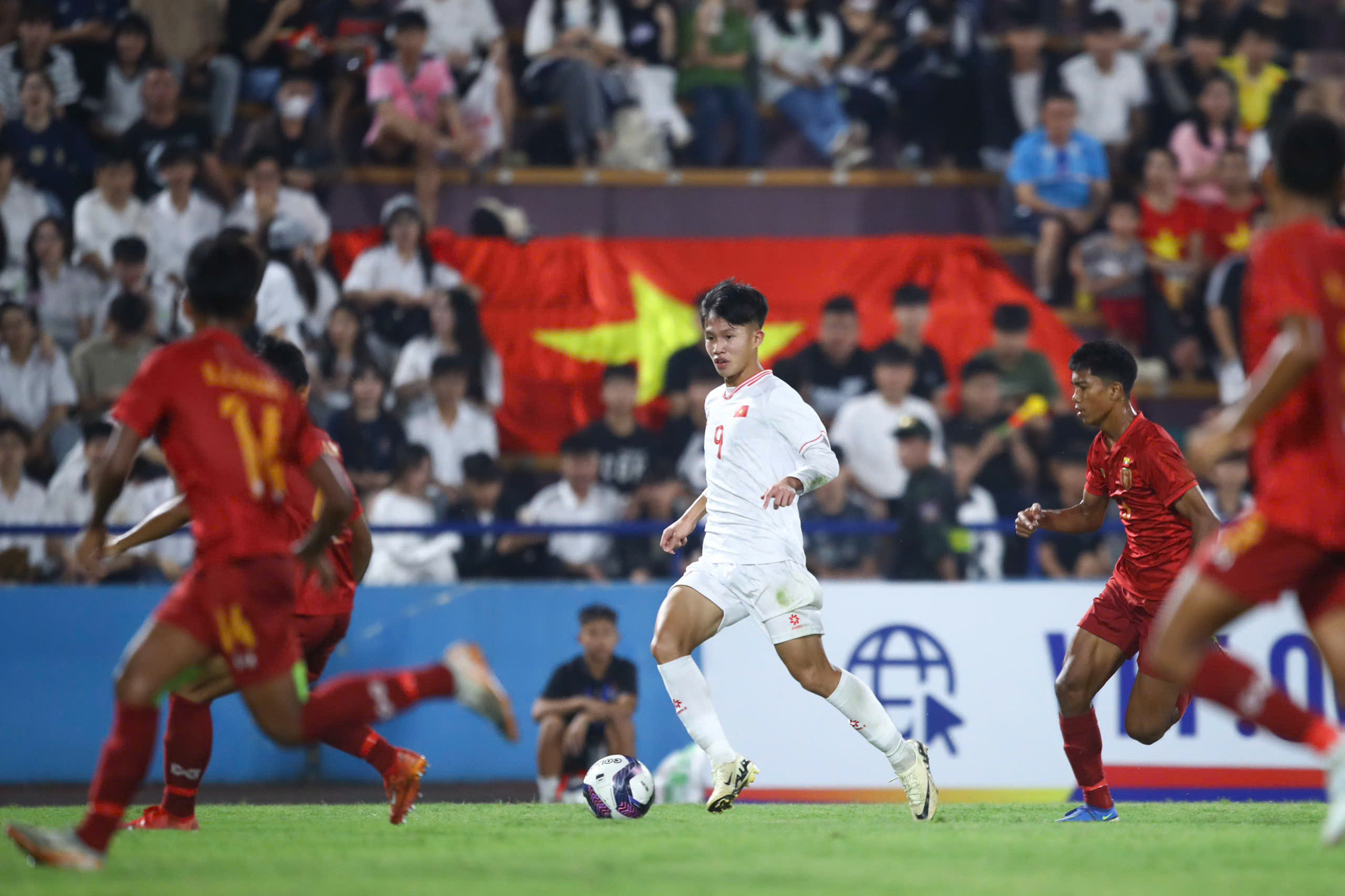 Bước sang hiệp 2, huấn luyện viên trưởng Cristiano Roland có một số điều chỉnh về nhân sự và chiến thuật. Quyết định của nhà cầm quân người Brazil sớm cho thấy hiệu quả. Các pha tấn công của U17 Việt Nam nguy hiểm hơn rất nhiều so với nửa đầu trận đấu.