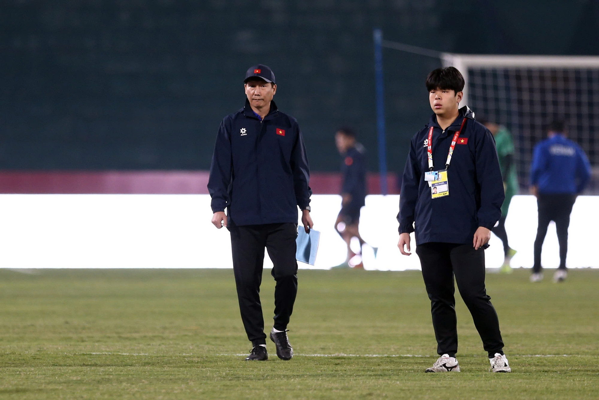 Huấn luyện viên Kim Sang Sik theo dõi các tuyển thủ trên sân tập.