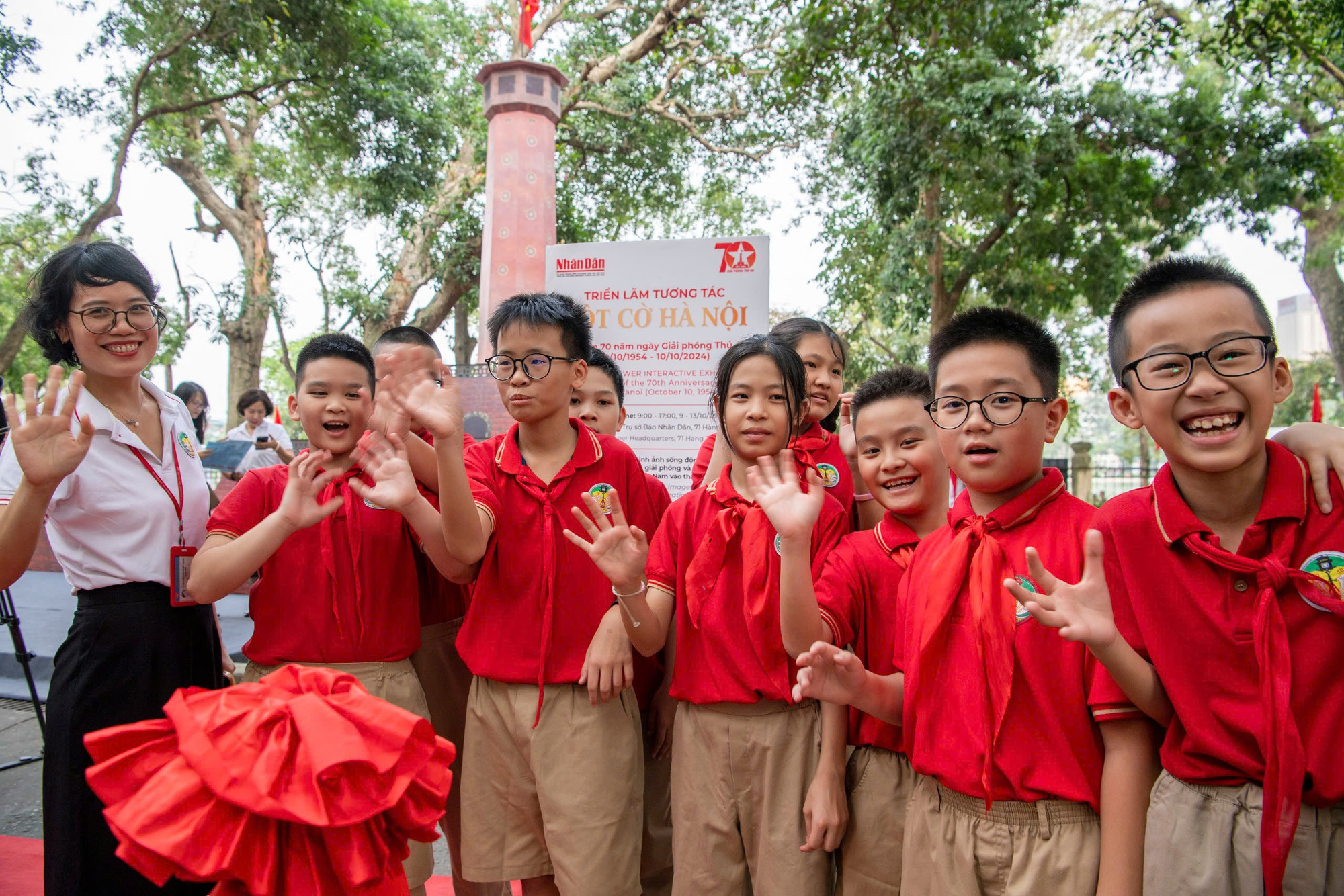 Cô giáo cùng học sinh đều cảm thấy hứng thú với phương pháp tìm hiểu lịch sử mới lạ.