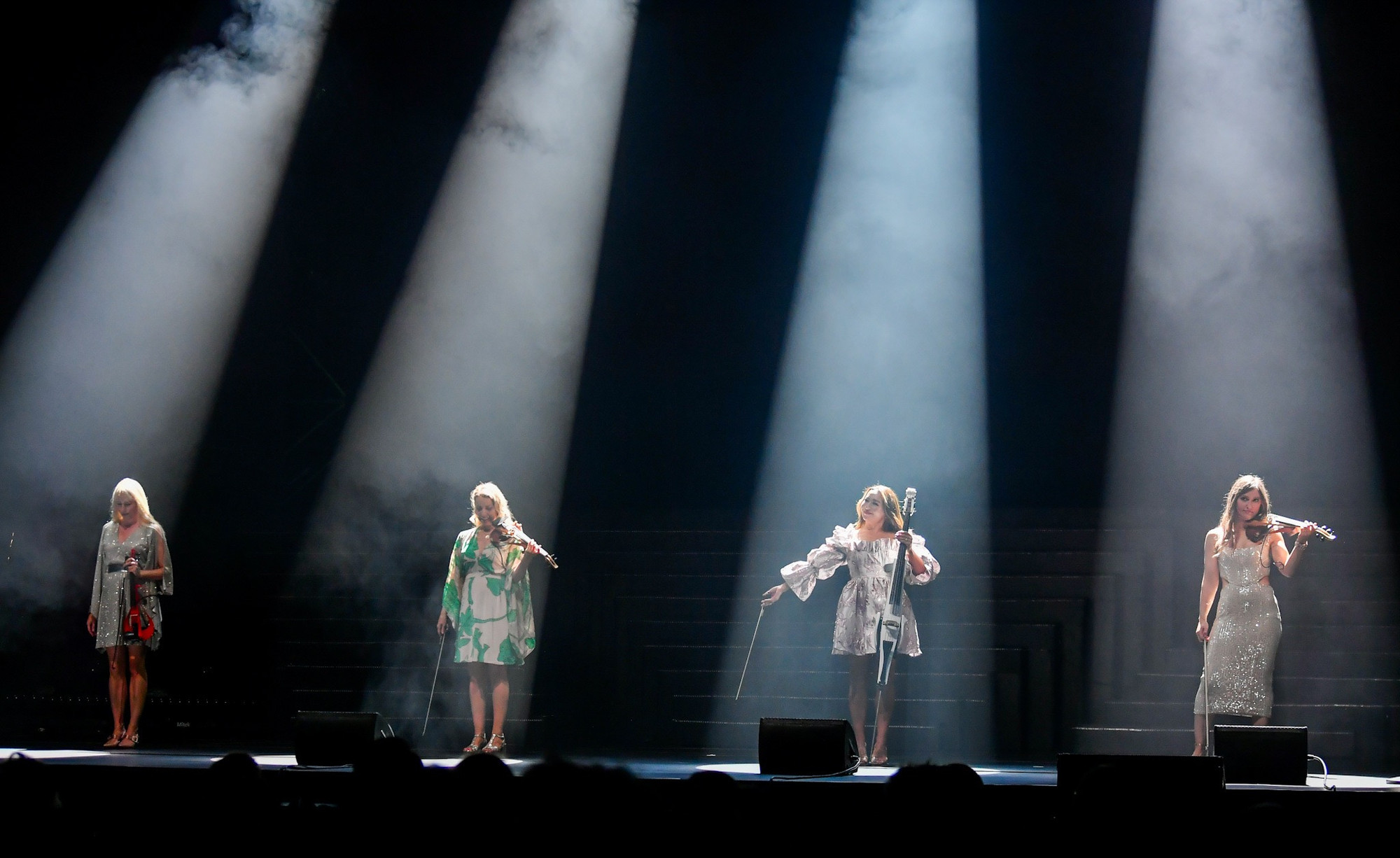 Các cô gái Bond tỏa sáng trên sân khấu trình diễn.