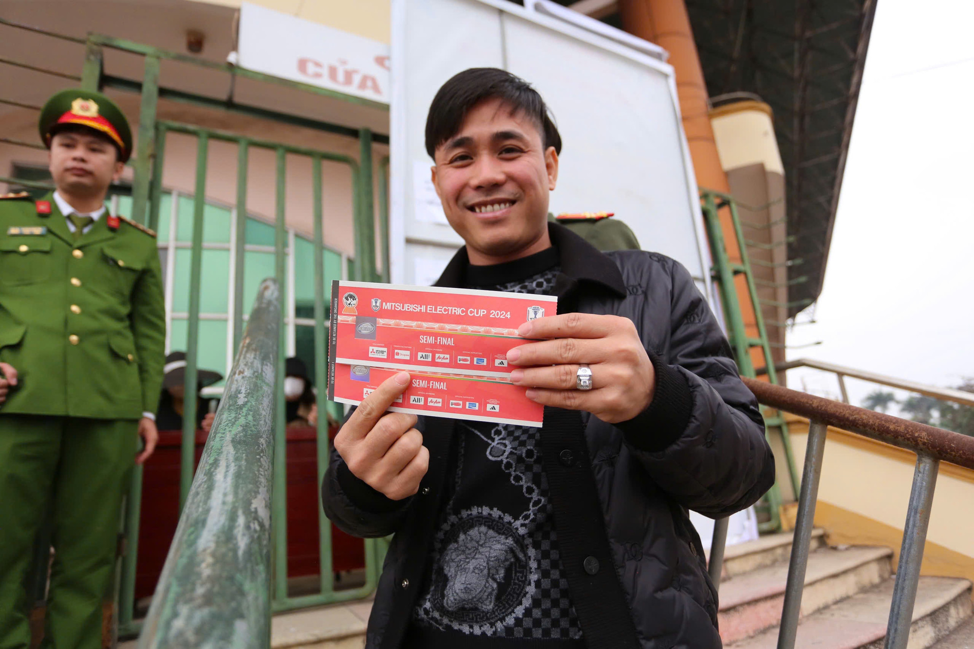 Những người hâm mộ may mắn đã có trên tay tấm vé xem Xuân Son cùng các đồng đội.