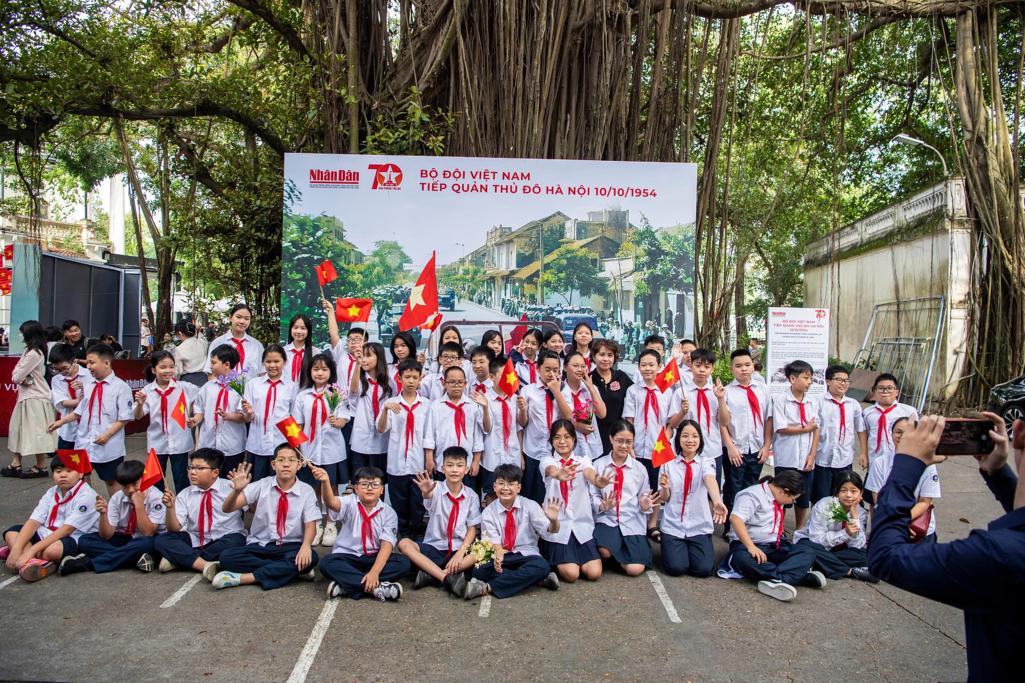 Các em học sinh háo hức khi được tìm hiểu về lịch sử Ngày Giải phóng Thủ đô.