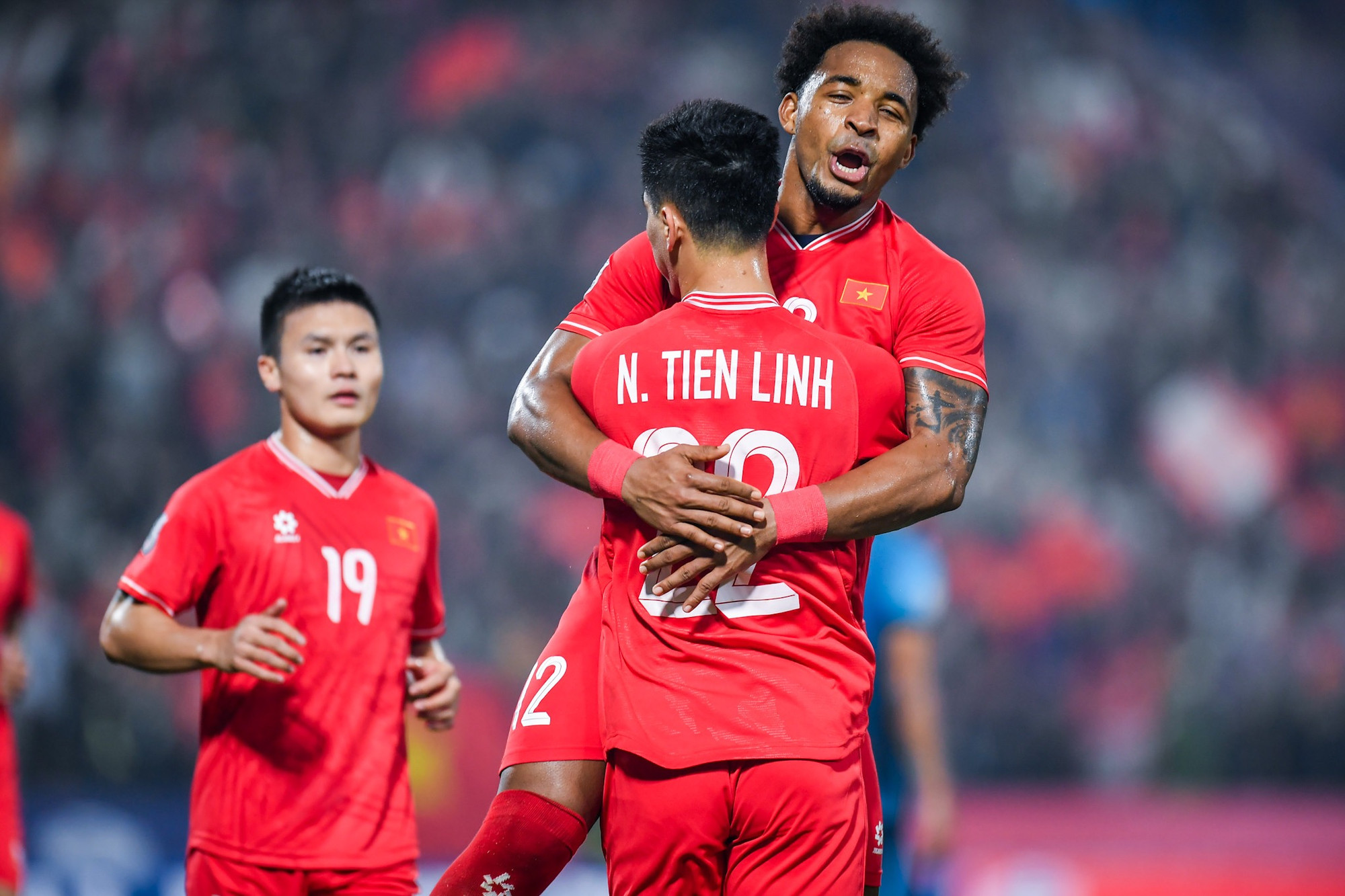 Tiến Linh và Xuân Son ăn mừng cùng nhau.