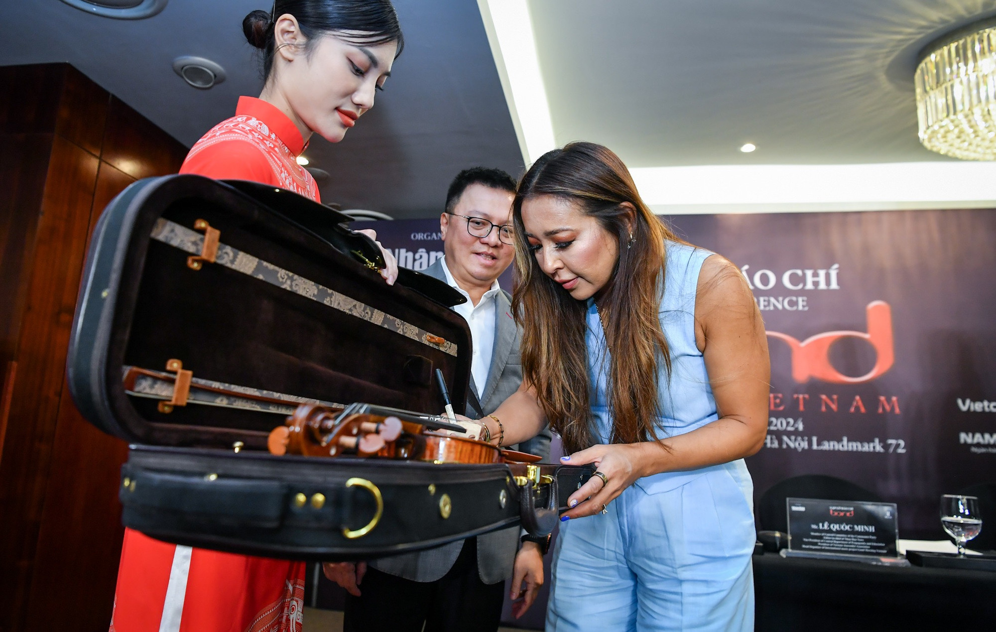 Thành viên Bond gửi tặng món quà là cây đàn violin tới Ban tổ chức. Thành viên Bond gửi tặng món quà là cây đàn violin tới Ban tổ chức.