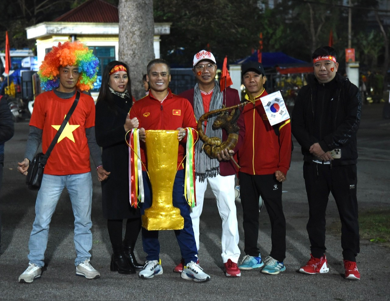 Người hâm mộ mang theo mô hình cúp vô địch tiếp thêm tinh thần cho thầy trò huấn luyện viên Kim Sang Sik.