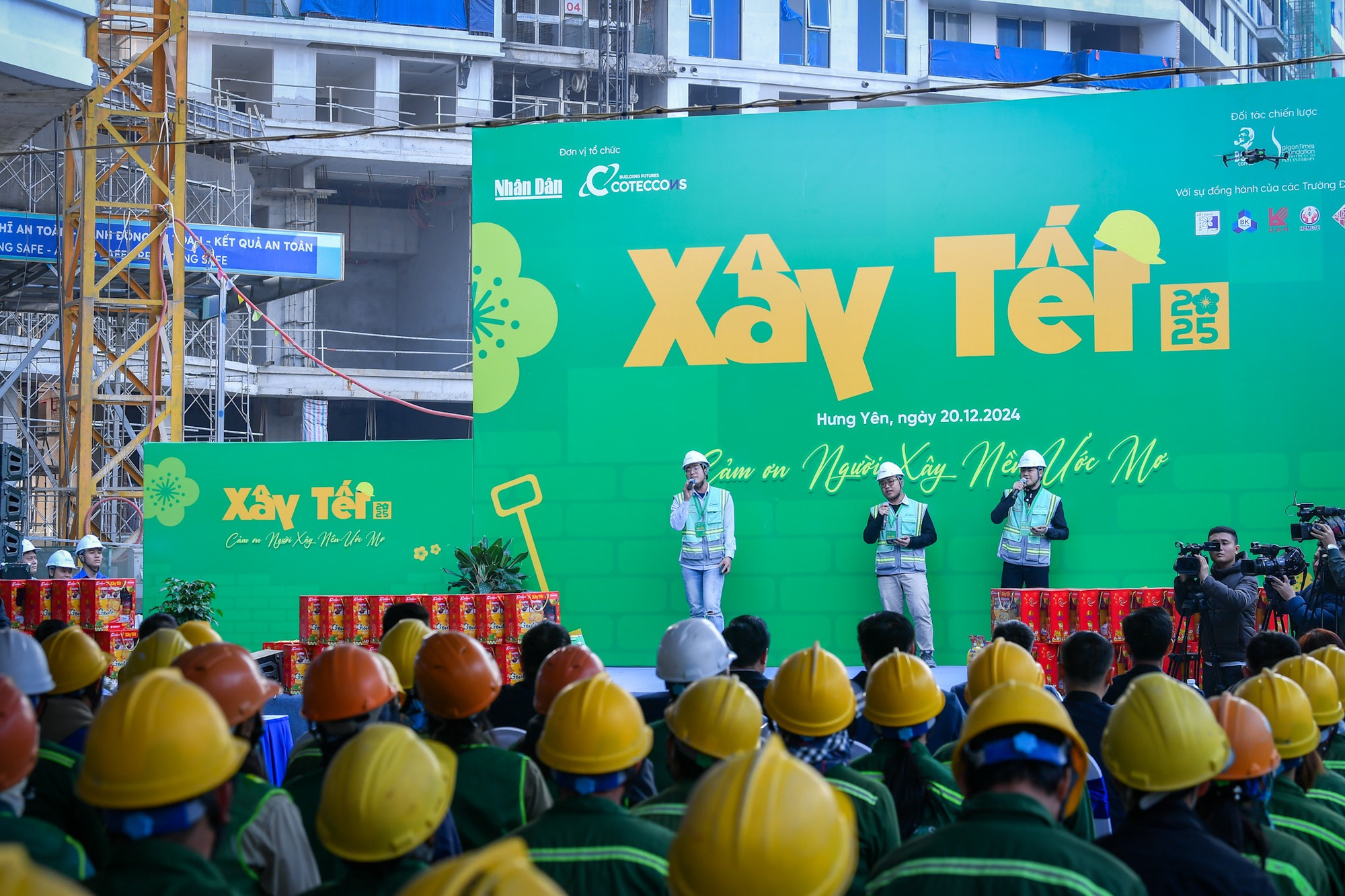 Tiết mục tốp ca “ Một vòng Việt Nam” do tập thể cán bộ, kỹ sư, công nhân công trường cùng biểu diễn gửi tới chương trình. Tiết mục tốp ca “ Một vòng Việt Nam” do tập thể cán bộ, kỹ sư, công nhân công trường cùng biểu diễn gửi tới chương trình.