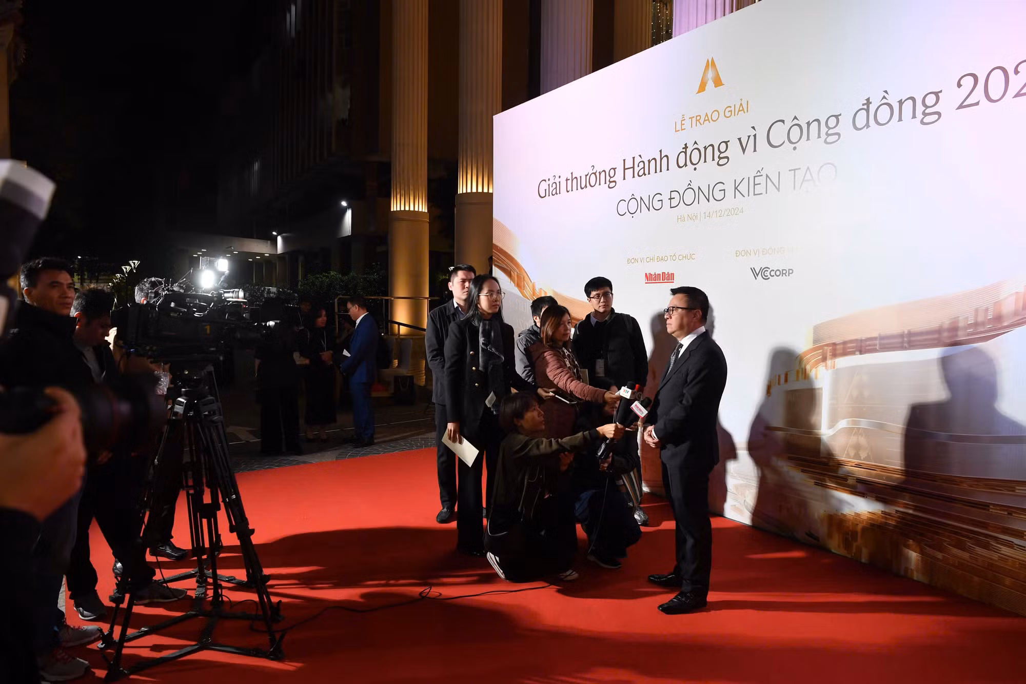 Ông Lê Quốc Minh, Ủy viên Trung ương Đảng, Tổng Biên tập Báo Nhân Dân, Phó Trưởng Ban Tuyên giáo Trung ương, Chủ tịch Hội Nhà báo Việt Nam, Trưởng Ban tổ chức giải trả lời phỏng vấn báo chí trước thềm lễ trao giải. Ông Lê Quốc Minh, Ủy viên Trung ương Đảng, Tổng Biên tập Báo Nhân Dân, Phó Trưởng Ban Tuyên giáo Trung ương, Chủ tịch Hội Nhà báo Việt Nam, Trưởng Ban tổ chức giải trả lời phỏng vấn báo chí trước thềm lễ trao giải.