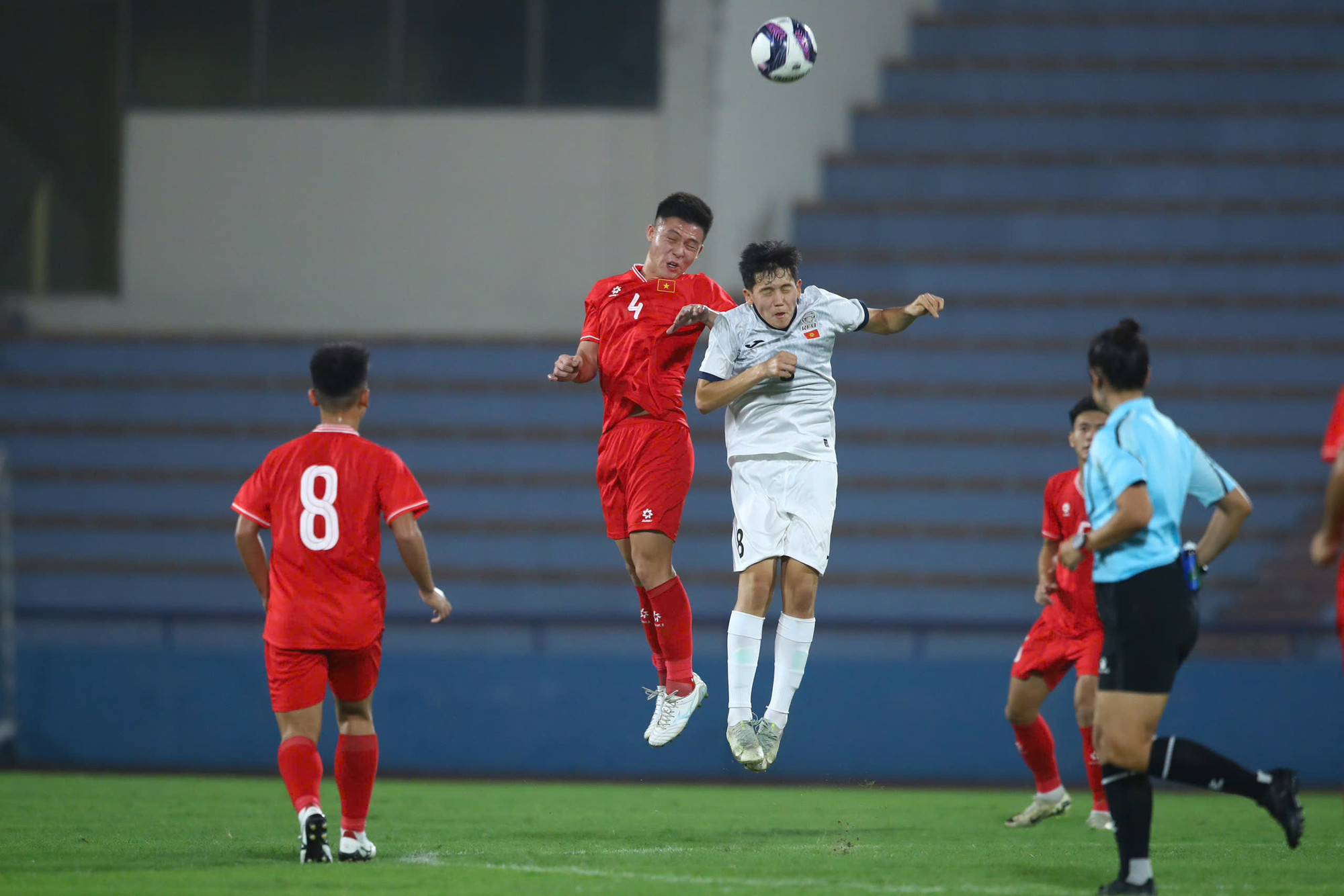 Ngược lại, Kyrgyzstan chủ động lùi sâu phòng ngự và tạo ra bức tường vững chắc trước khung thành.