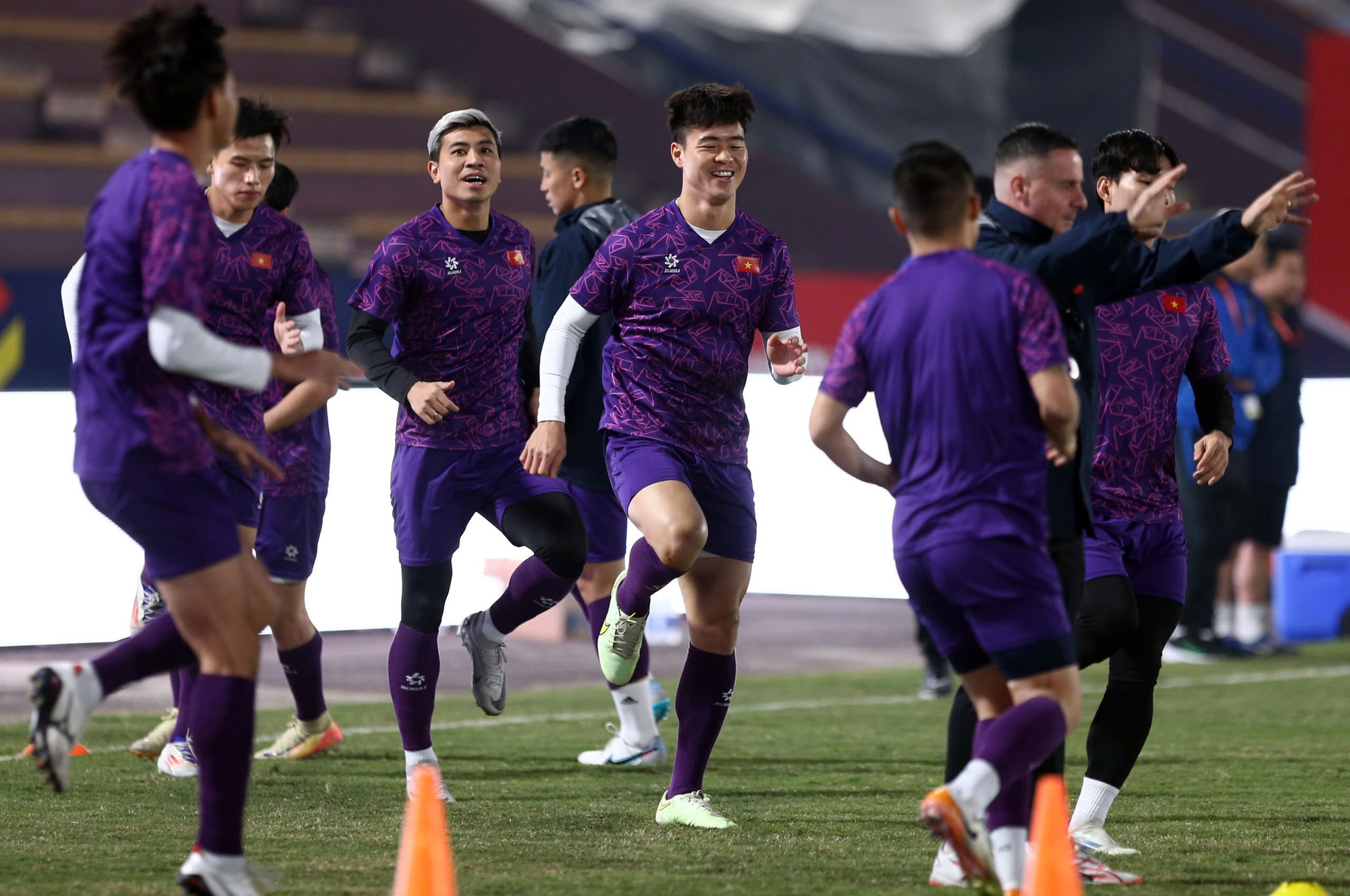 Không khí vui vẻ và hào hứng tại buổi tập.