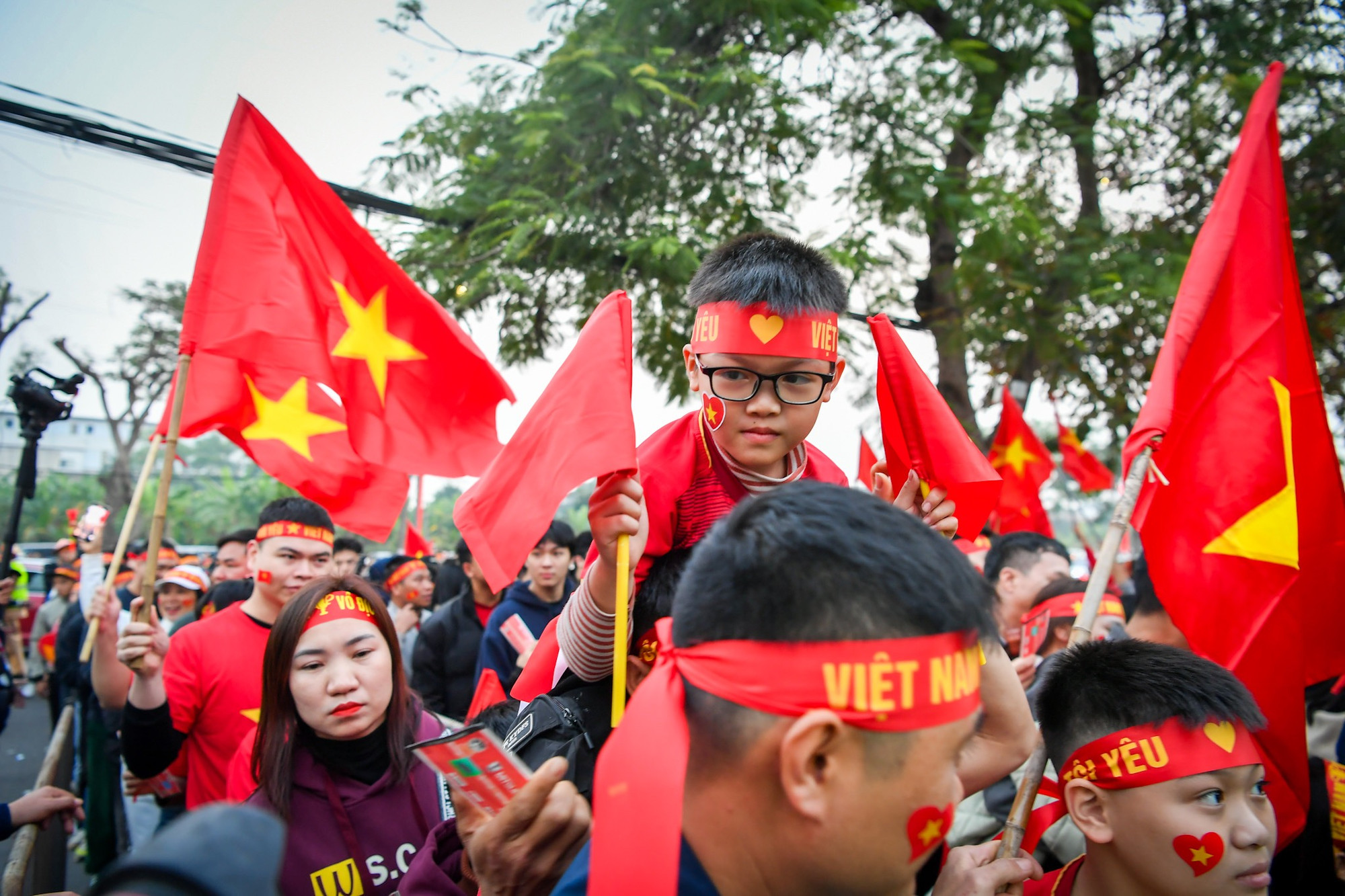 Sắc đỏ ngập tràn bên ngoài sân vận động Việt Trì.