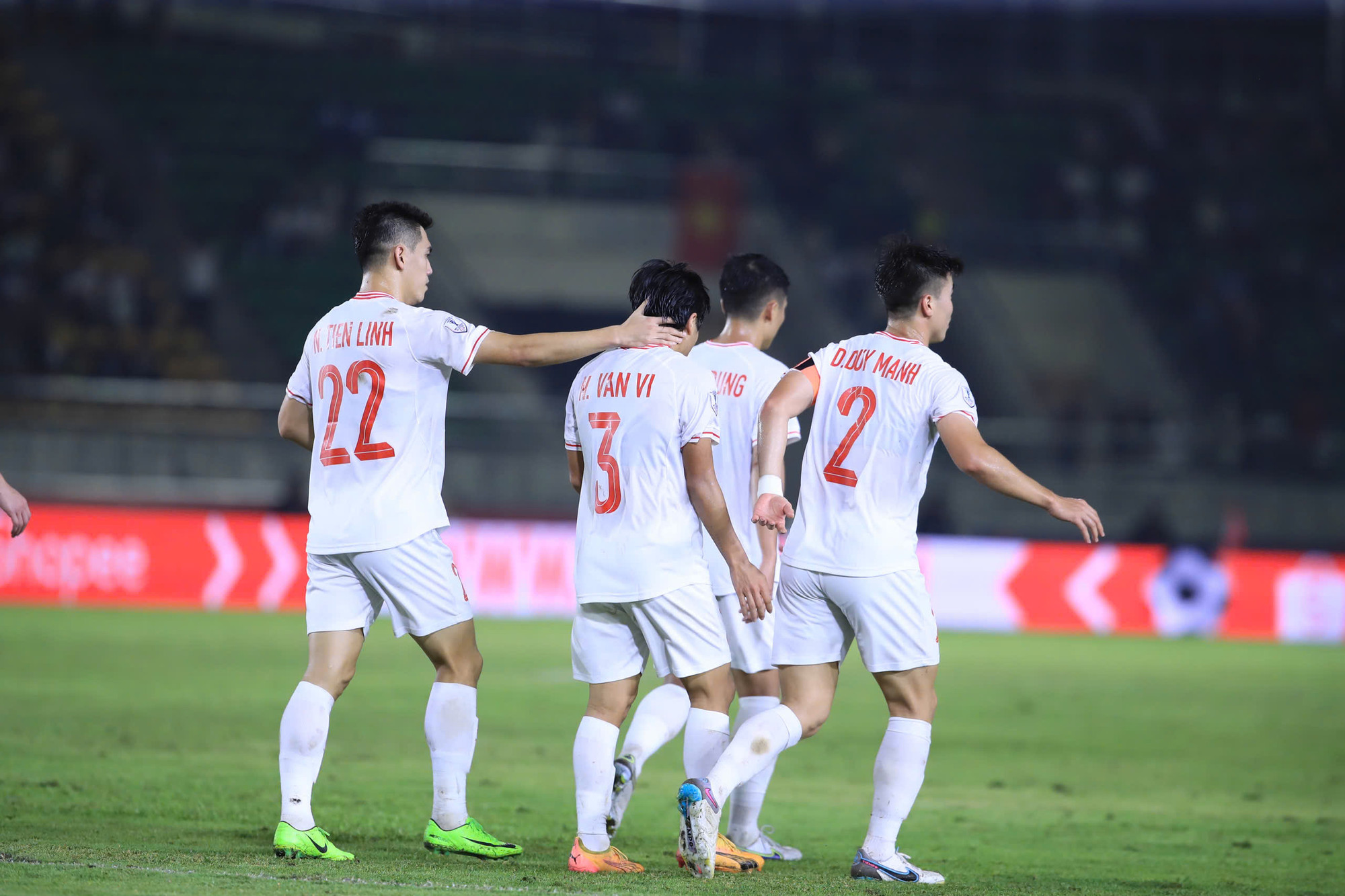 Các đồng đội chúc mừng Văn Vĩ với bàn thắng của riêng mình.