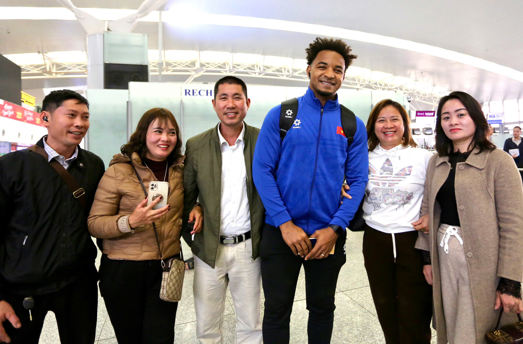 Tiền đạo 27 tuổi được nhiều người hâm mộ chụp ảnh kỷ niệm. Tiền đạo 27 tuổi được nhiều người hâm mộ chụp ảnh kỷ niệm.