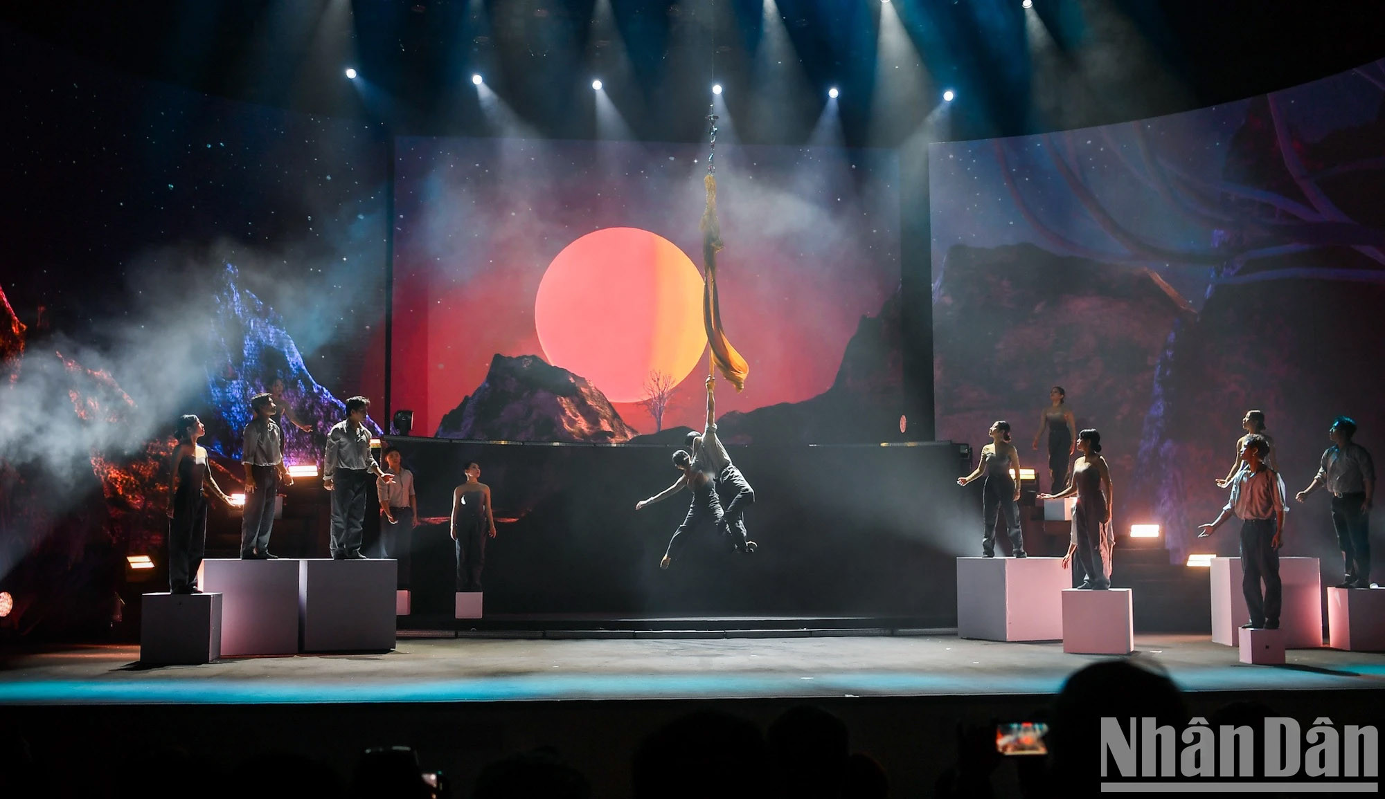 Khán giả tới dự Gala Human Act Prize 2024 cũng được thưởng thức nhiều tiết mục nghệ thuật đặc sắc, được dàn dựng vô cùng công phu.