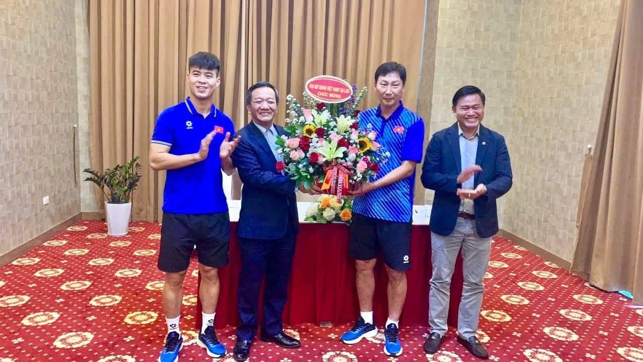 Trước đó, chiều 8/12, Đại sứ Việt Nam tại Lào Nguyễn Minh Tâm đã đến động viên đội tuyển tại khách sạn nơi đội tuyển lưu trú tại thủ đô Vientiane, Lào.