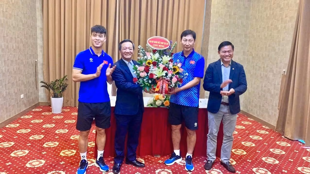 Trước đó, chiều 8/12, Đại sứ Việt Nam tại Lào Nguyễn Minh Tâm đã đến động viên đội tuyển tại khách sạn nơi đội tuyển lưu trú tại thủ đô Vientiane, Lào.