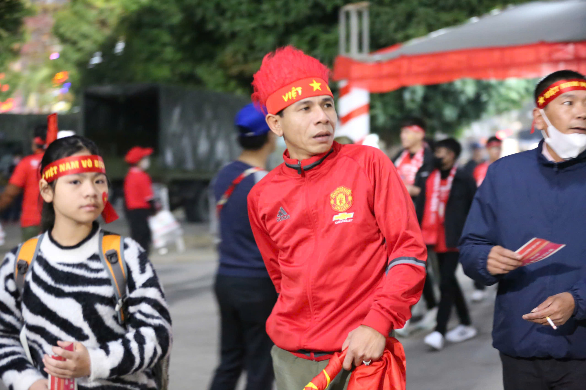 Người hâm mộ có mặt từ sớm tại sân vận động Việt Trì.