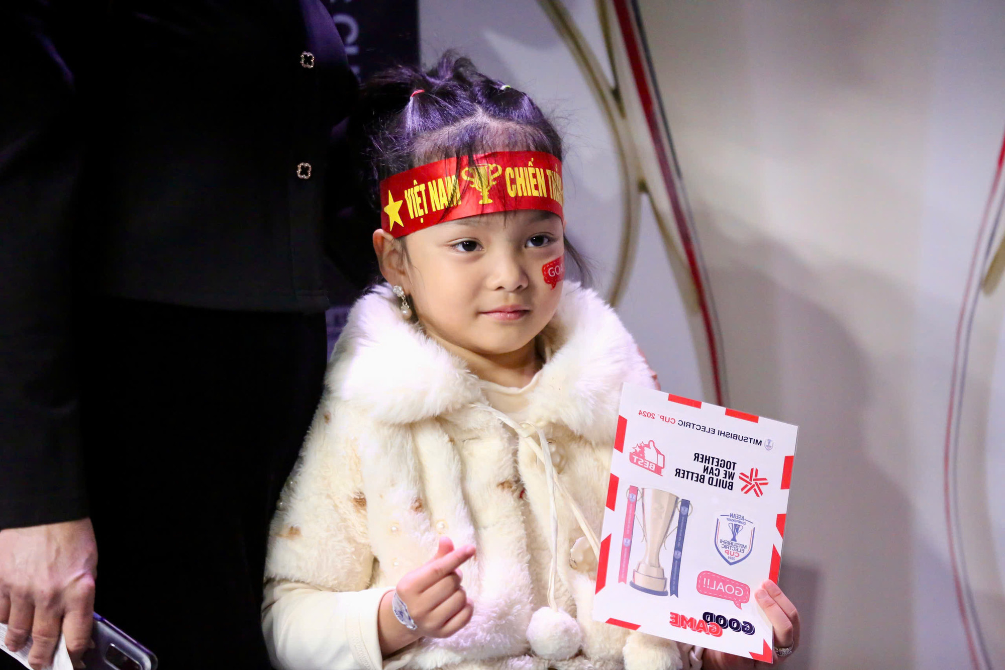 Các em nhỏ sẵn sàng cổ vũ cho thầy trò huấn luyện viên Kim Sang Sik.