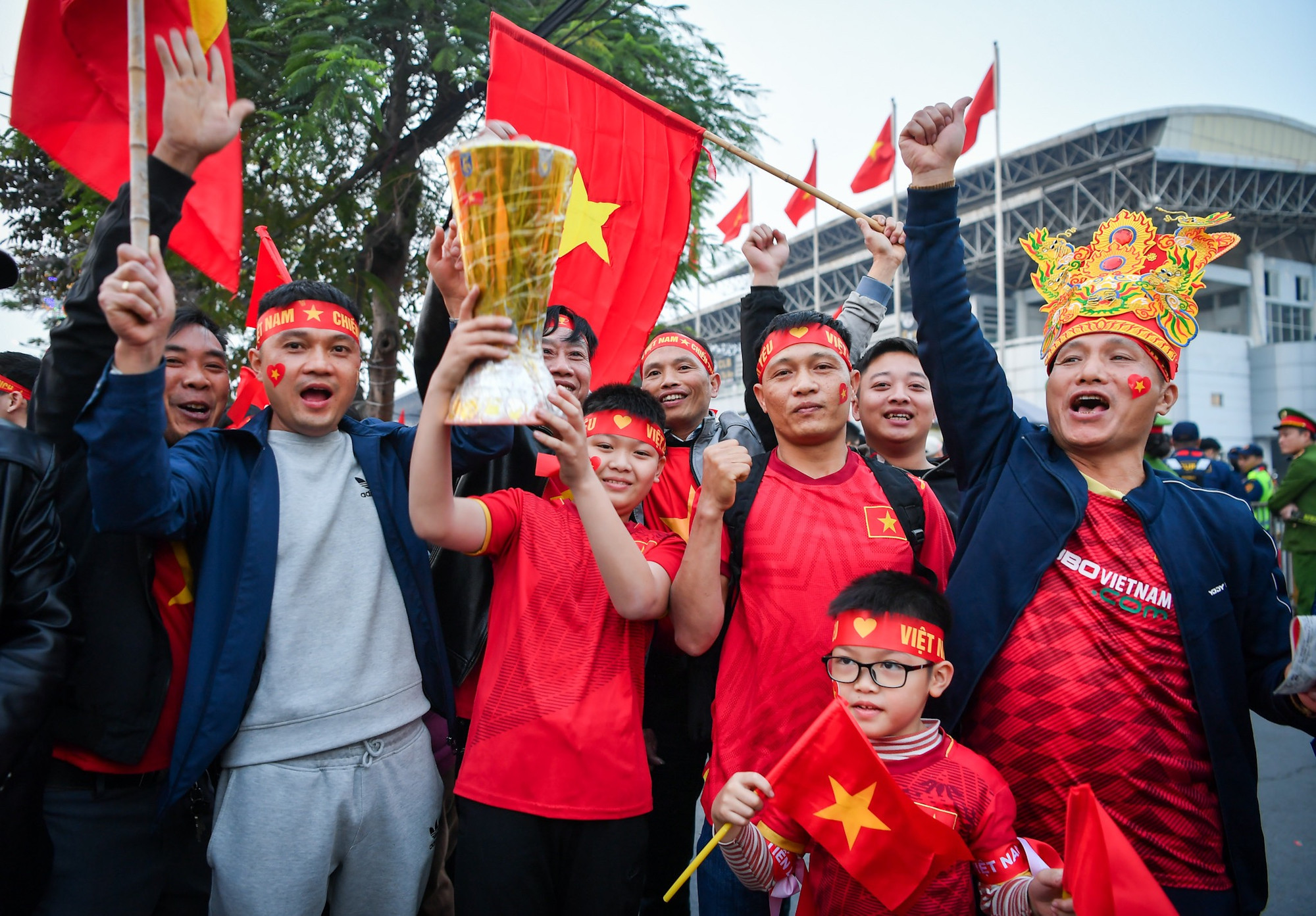 Nhiều em nhỏ đi cùng gia đình tới để tiếp sức đội tuyển Việt Nam.