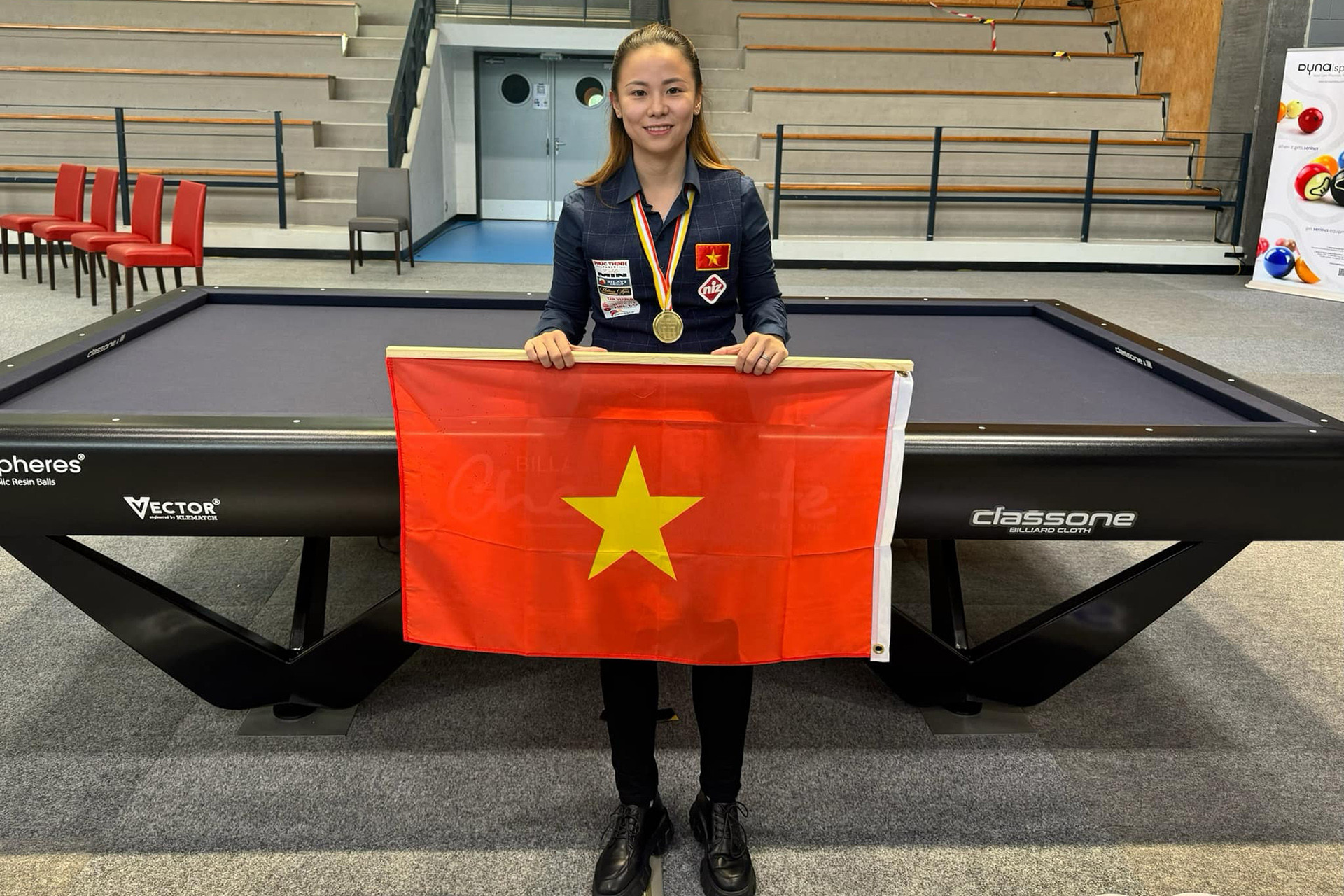 Nguyễn Hoàng Yến Nhi mang theo màu cờ Việt Nam đến đấu trường quốc tế. (Ảnh: FBNV)