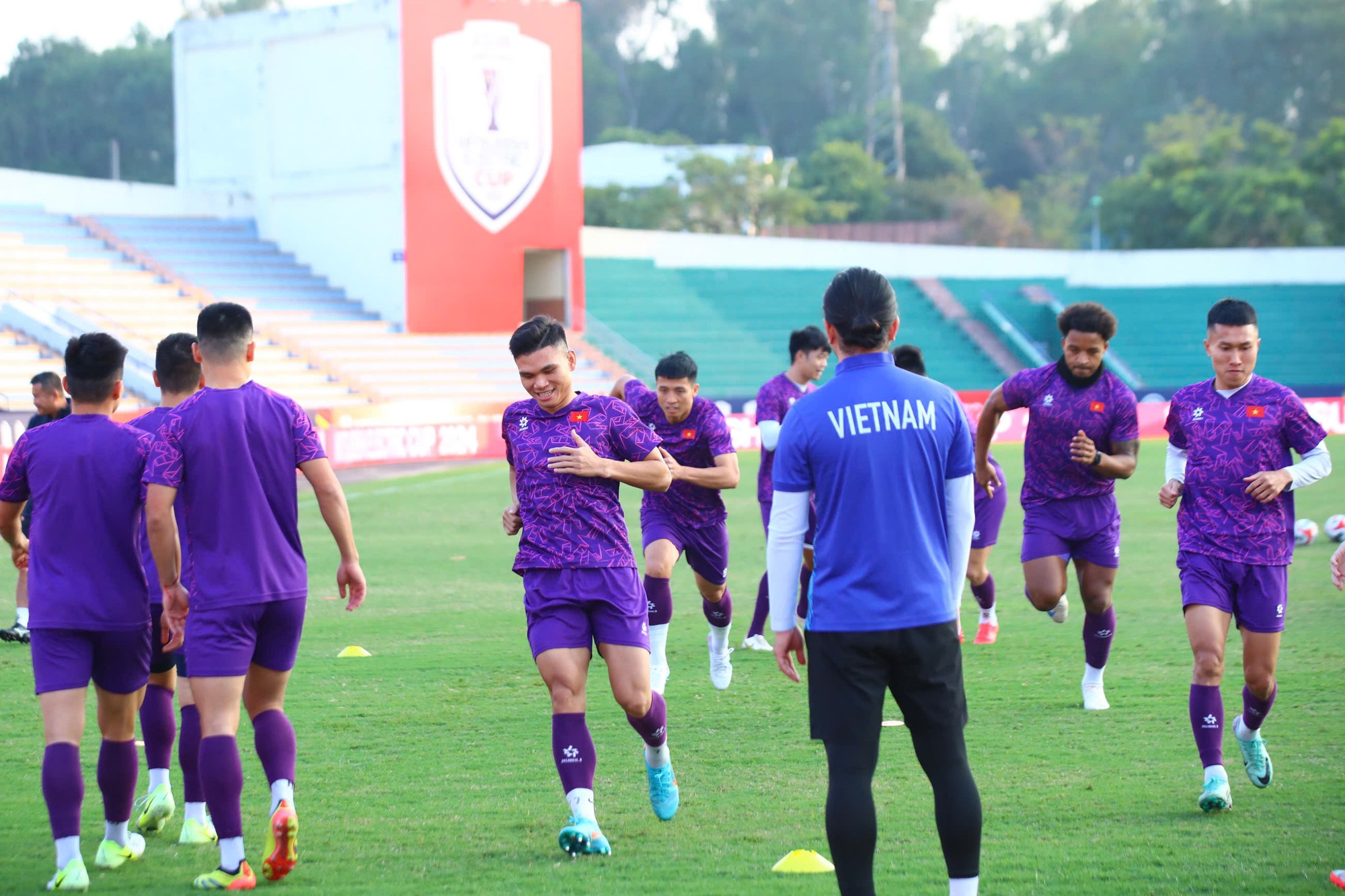 Các thành viên đội tuyển Việt Nam nỗ lực trong buổi tập. Các thành viên đội tuyển Việt Nam nỗ lực trong buổi tập.