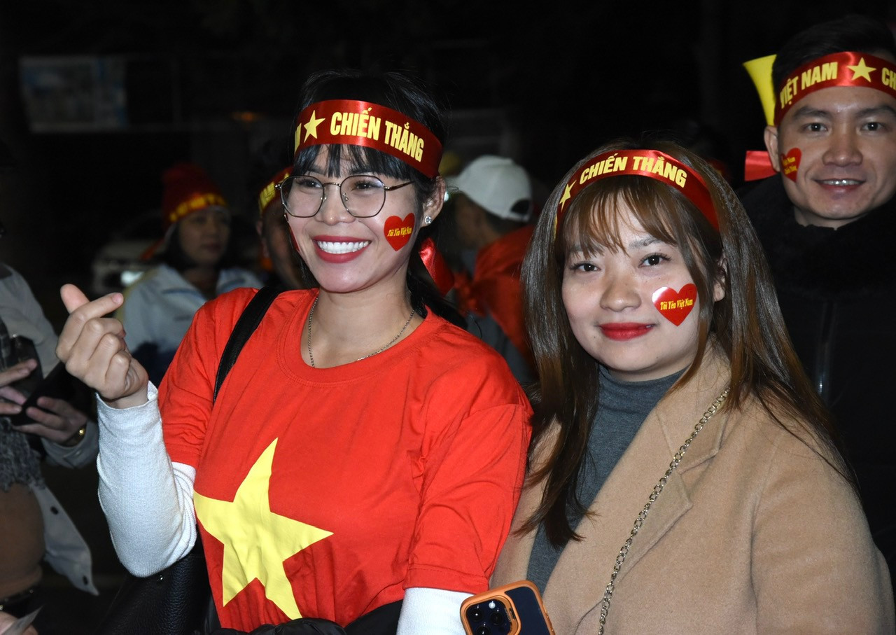 Không khí vui tươi bên ngoài sân vận động.