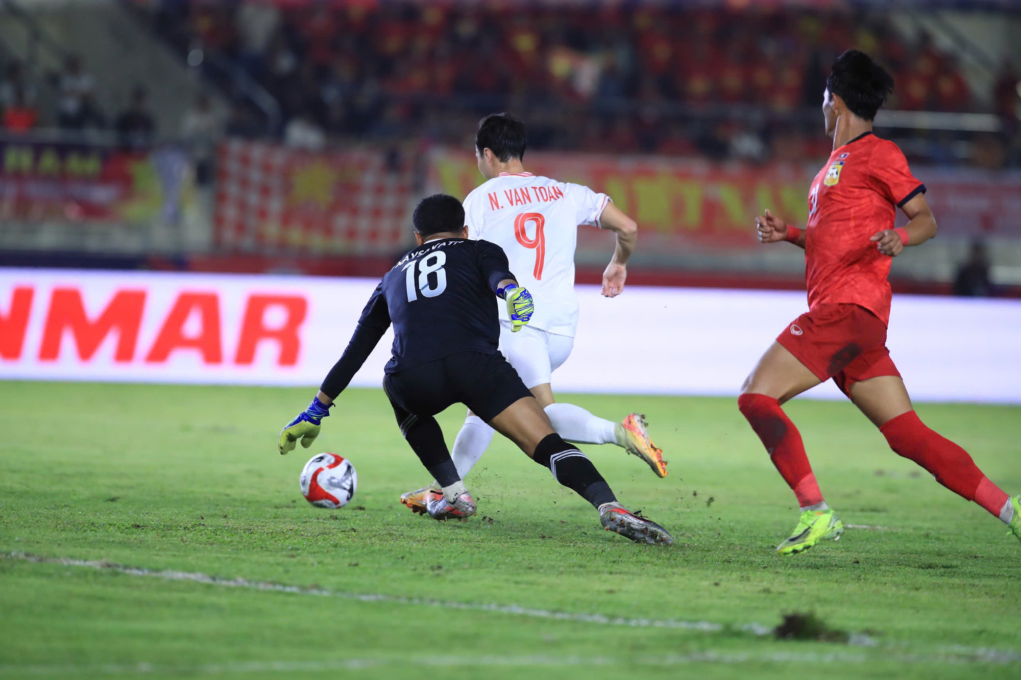 Văn Toản khéo léo vượt qua hậu vệ và thủ thành Xaysavath.