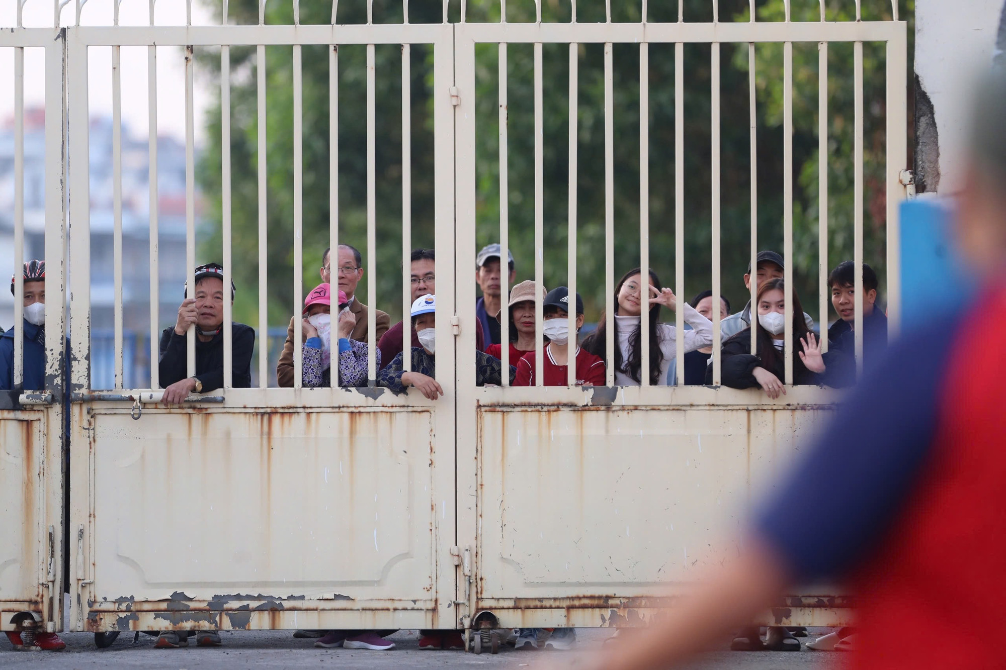 Nhiều cổ động viên tới sân xem đội tuyển Việt Nam tập luyện. Nhiều cổ động viên tới sân xem đội tuyển Việt Nam tập luyện.