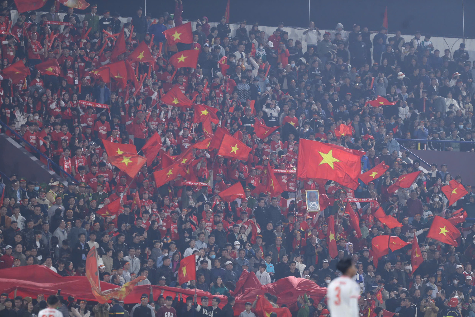 Người hâm mộ trên sân vận động Việt Trì được chứng kiến một trận đấu mãn nhãn với nhiều bàn thắng. Người hâm mộ trên sân vận động Việt Trì được chứng kiến một trận đấu mãn nhãn với nhiều bàn thắng.