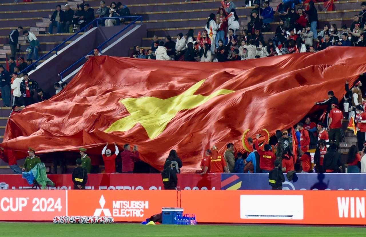 Lá quốc kỳ được các cổ động viên mang vào sân.