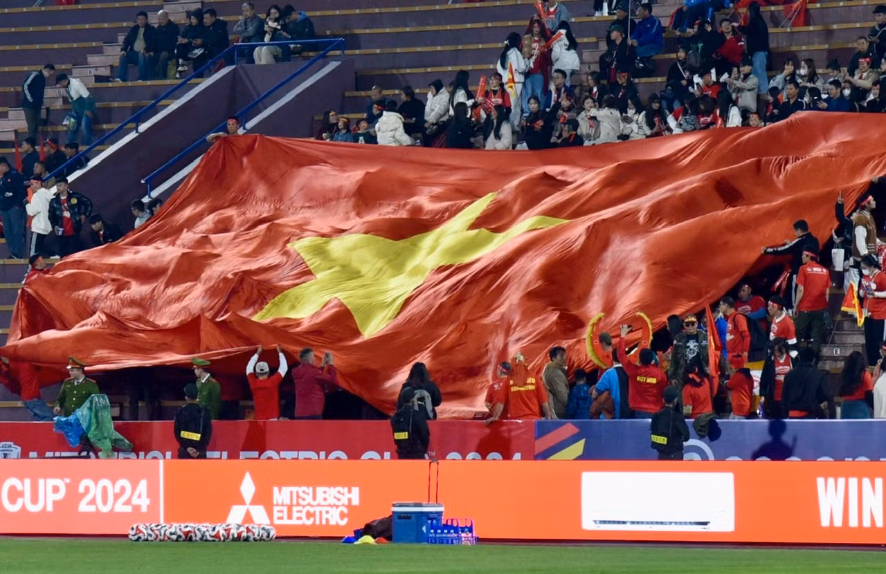 Lá quốc kỳ được các cổ động viên mang vào sân.
