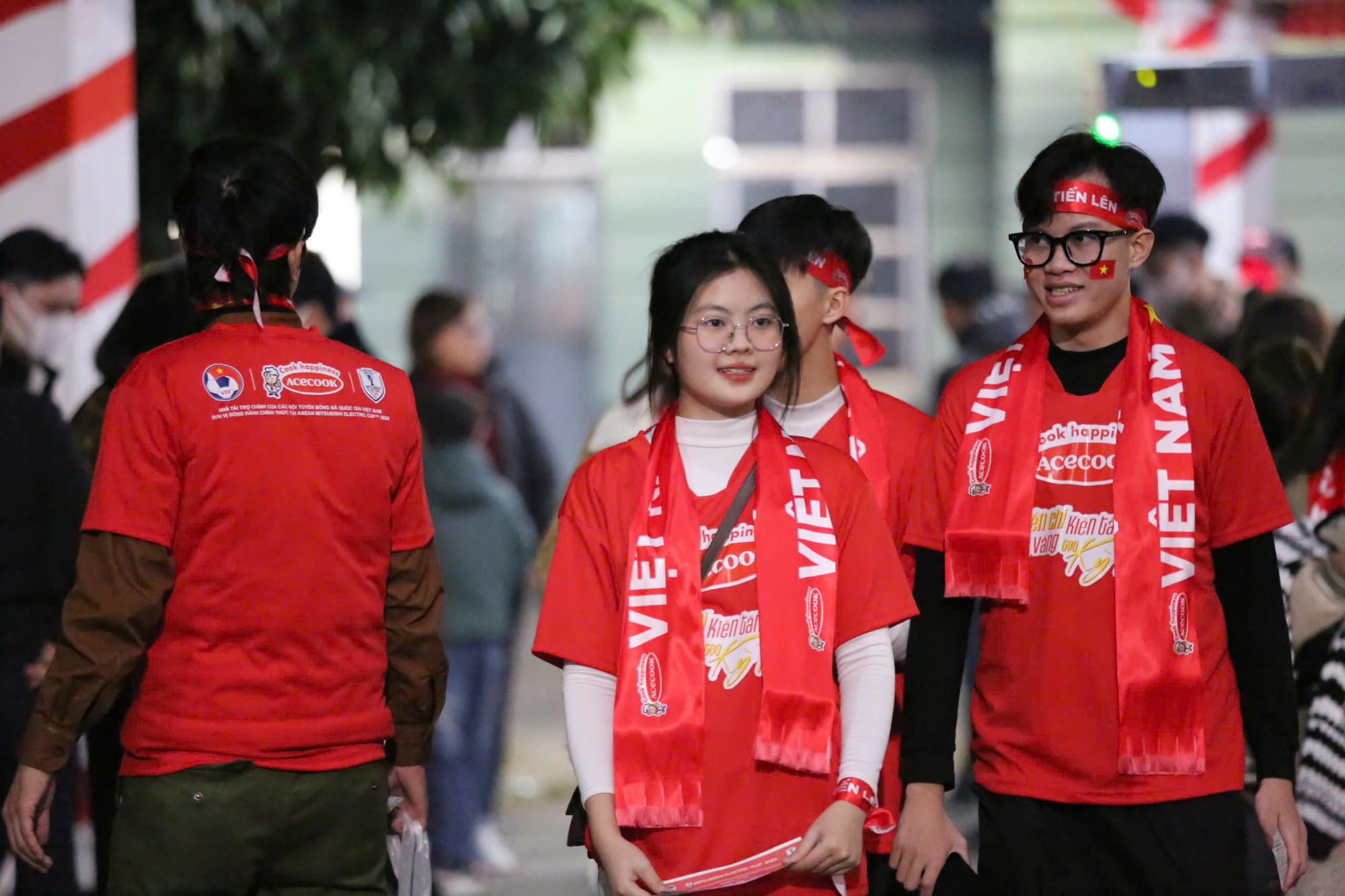 Sắc đỏ ở khắp mọi ngả đường hướng về sân vận động.