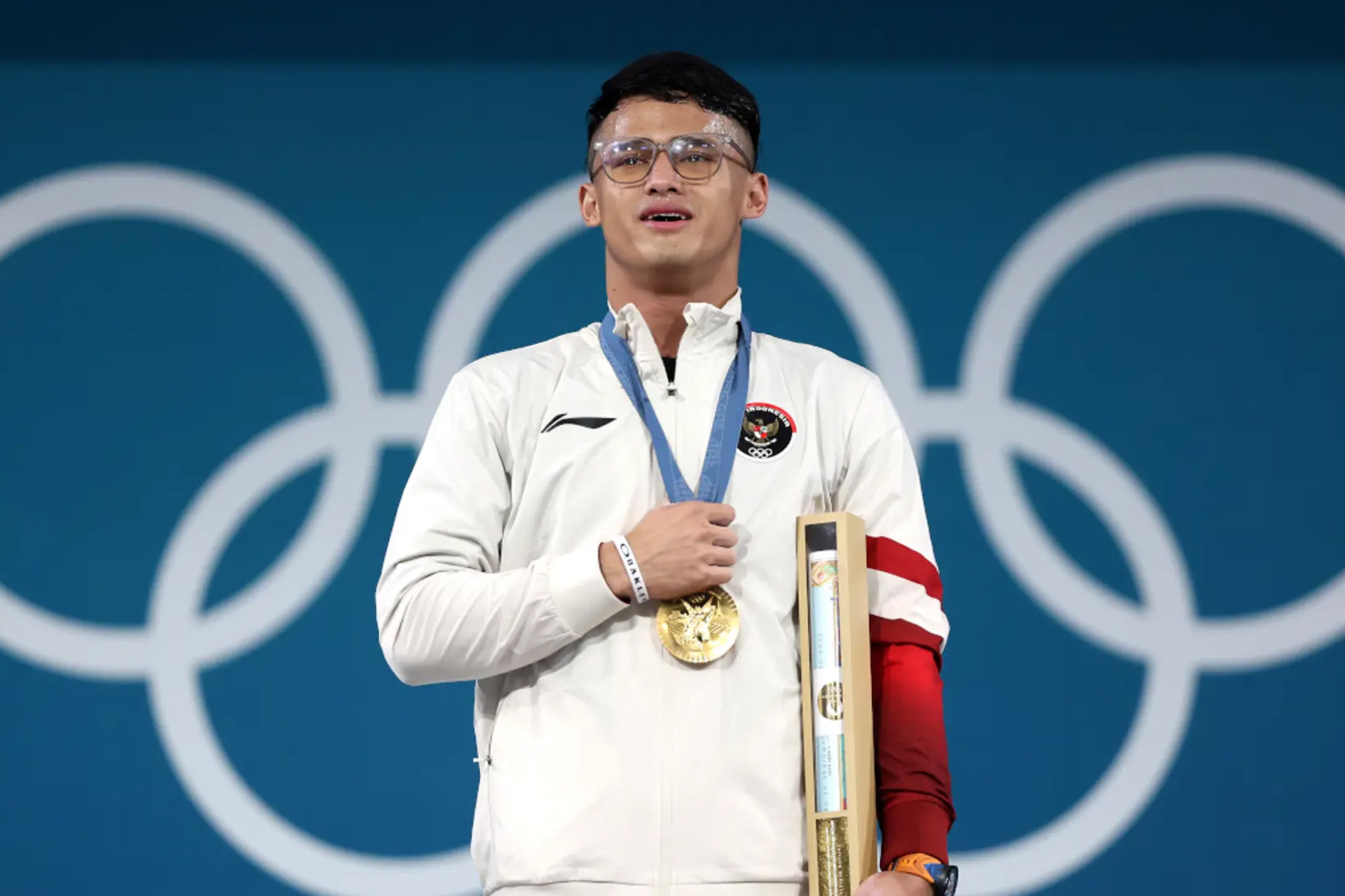 Rizki Juniansyah đã khóc khi nhận Huy chương Vàng tại Olympic Paris 2024. (Ảnh: Reuters)