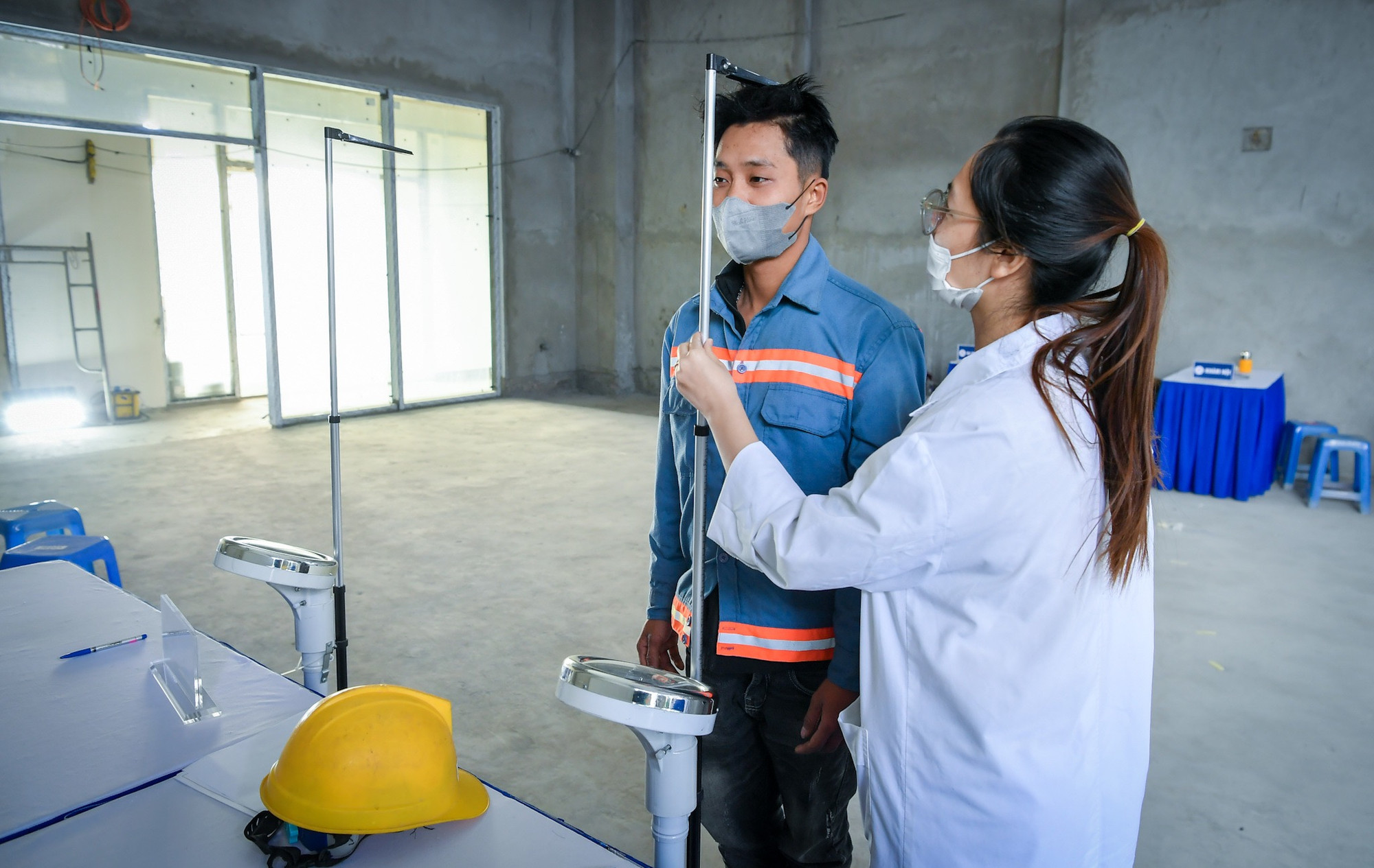 "Chúng tôi được quan tâm của về sức khỏe cũng như động viên về tinh thần qua những món quà, đó là những điều đáng quý đối với những người lao động", một nam công nhân chia sẻ. "Chúng tôi được quan tâm của về sức khỏe cũng như động viên về tinh thần qua những món quà, đó là những điều đáng quý đối với những người lao động", một nam công nhân chia sẻ.