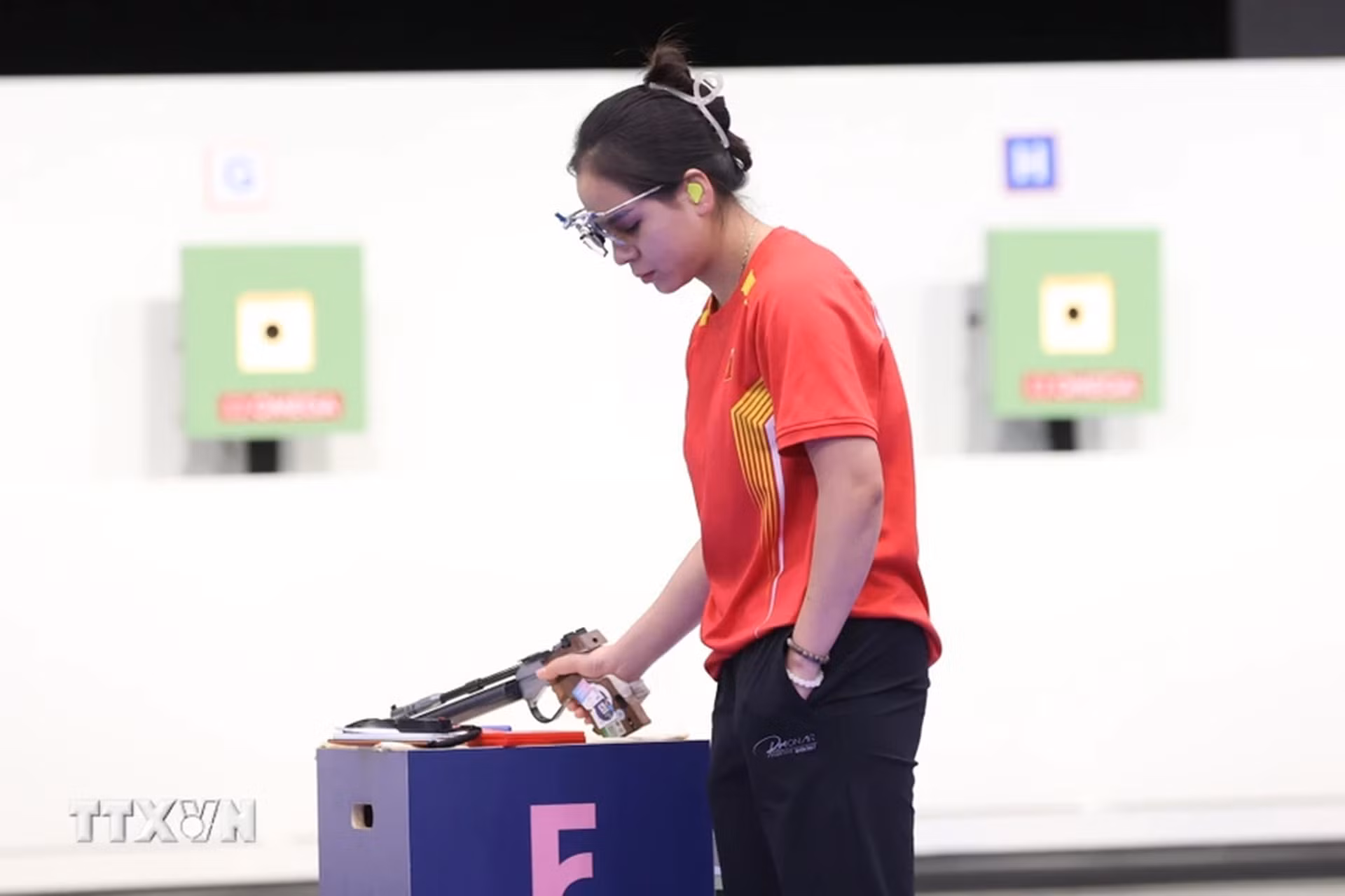 Tay súng Trịnh Thu Vinh tranh tài tại Olympic Paris 2024 vừa qua. (Ảnh: TTXVN)