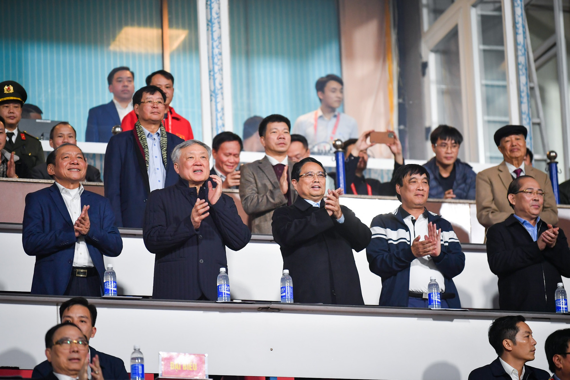 Thủ tướng Chính phủ Phạm Minh Chính và Phó Thủ tướng Thường trực Chính phủ Nguyễn Hòa Bình cổ vũ đội tuyển Việt Nam trên khán đài sân vận động Việt Trì.