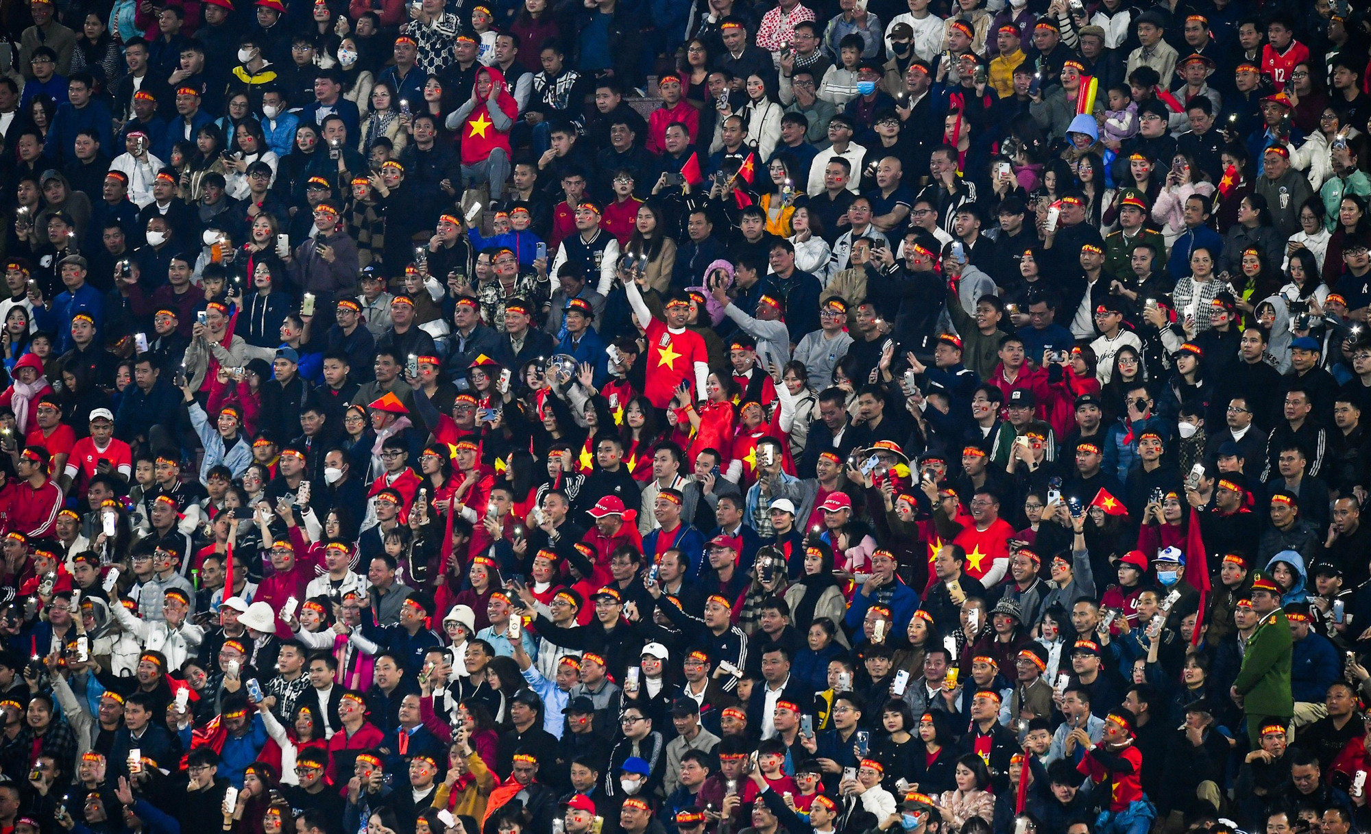 Hàng nghìn cổ động viên vui sướng khi đội tuyển Việt Nam có bàn thắng.