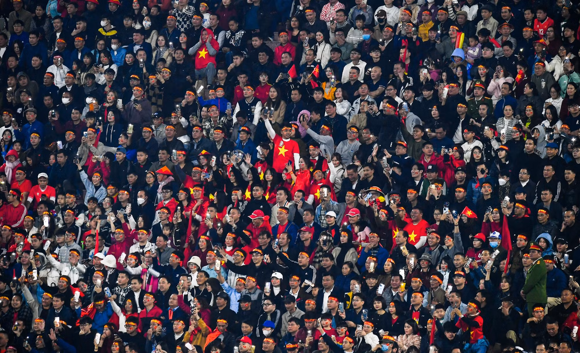 Hàng nghìn cổ động viên vui sướng khi đội tuyển Việt Nam có bàn thắng.