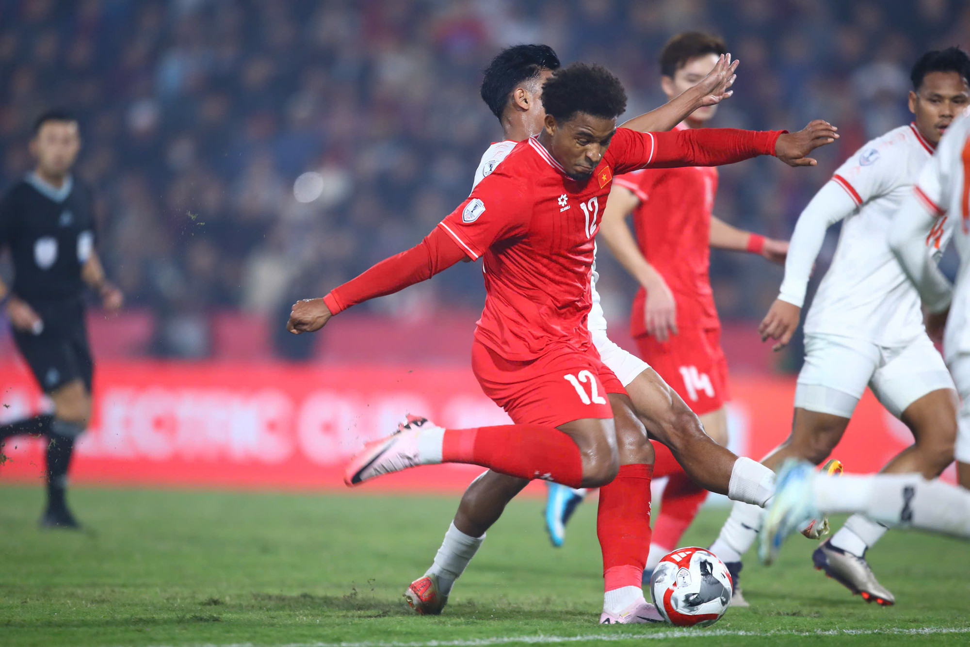 Xuân Son trở thành tâm điểm nơi hàng công của các cầu thủ áo đỏ. Xuân Son trở thành tâm điểm nơi hàng công của các cầu thủ áo đỏ.