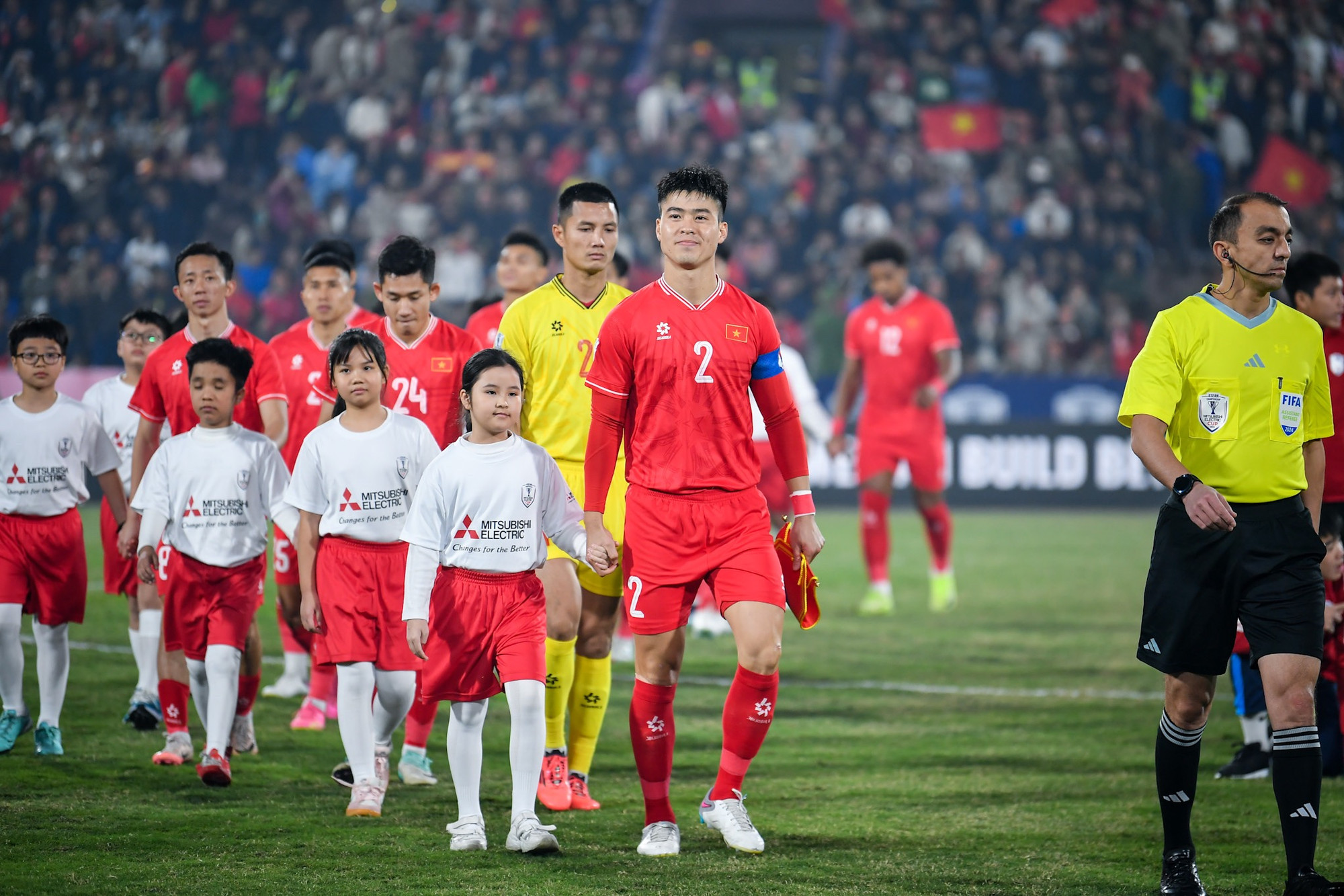 Các thành viên đội tuyển Việt Nam bắt đầu vào sân.