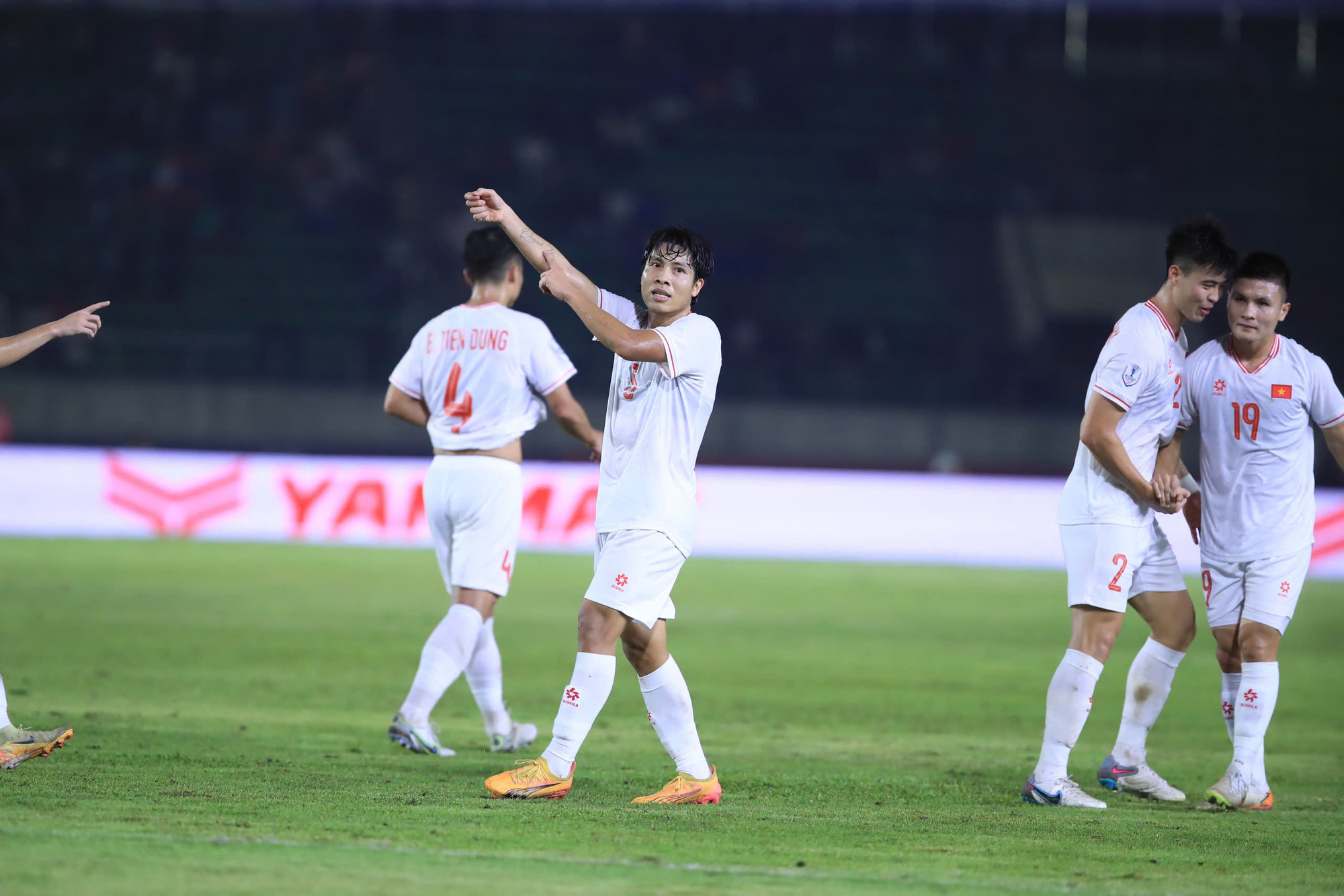 Văn Vĩ ăn mừng với bàn thắng siêu phẩm vào lưới đội tuyển Lào.