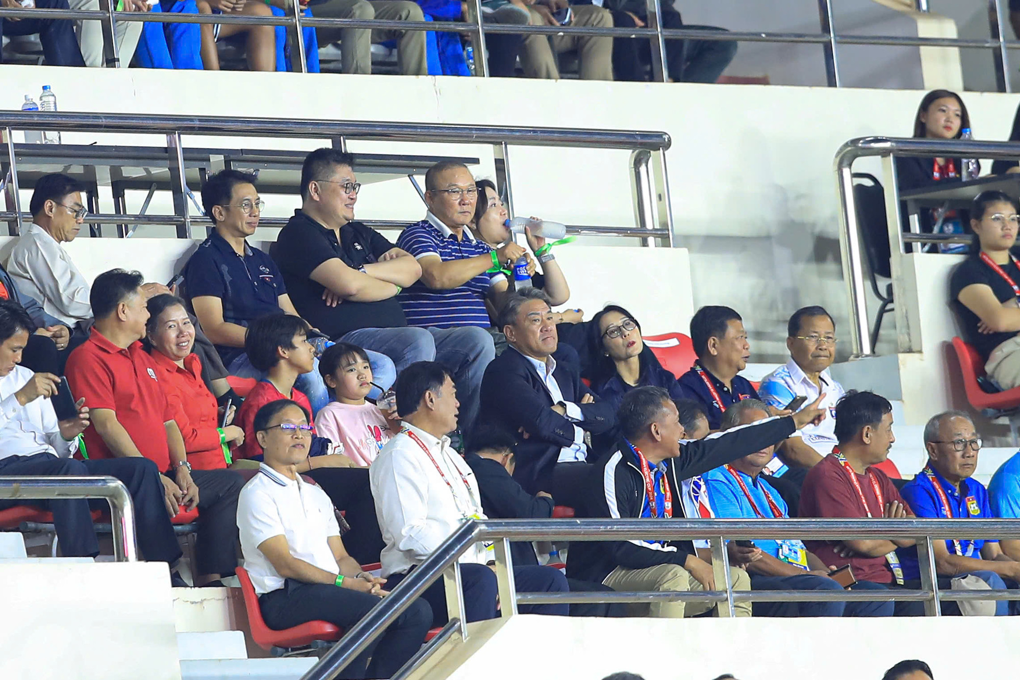 Huấn luyện viên Park Hang Seo có mặt trên khán đài Sân vận động quốc gia Lào.