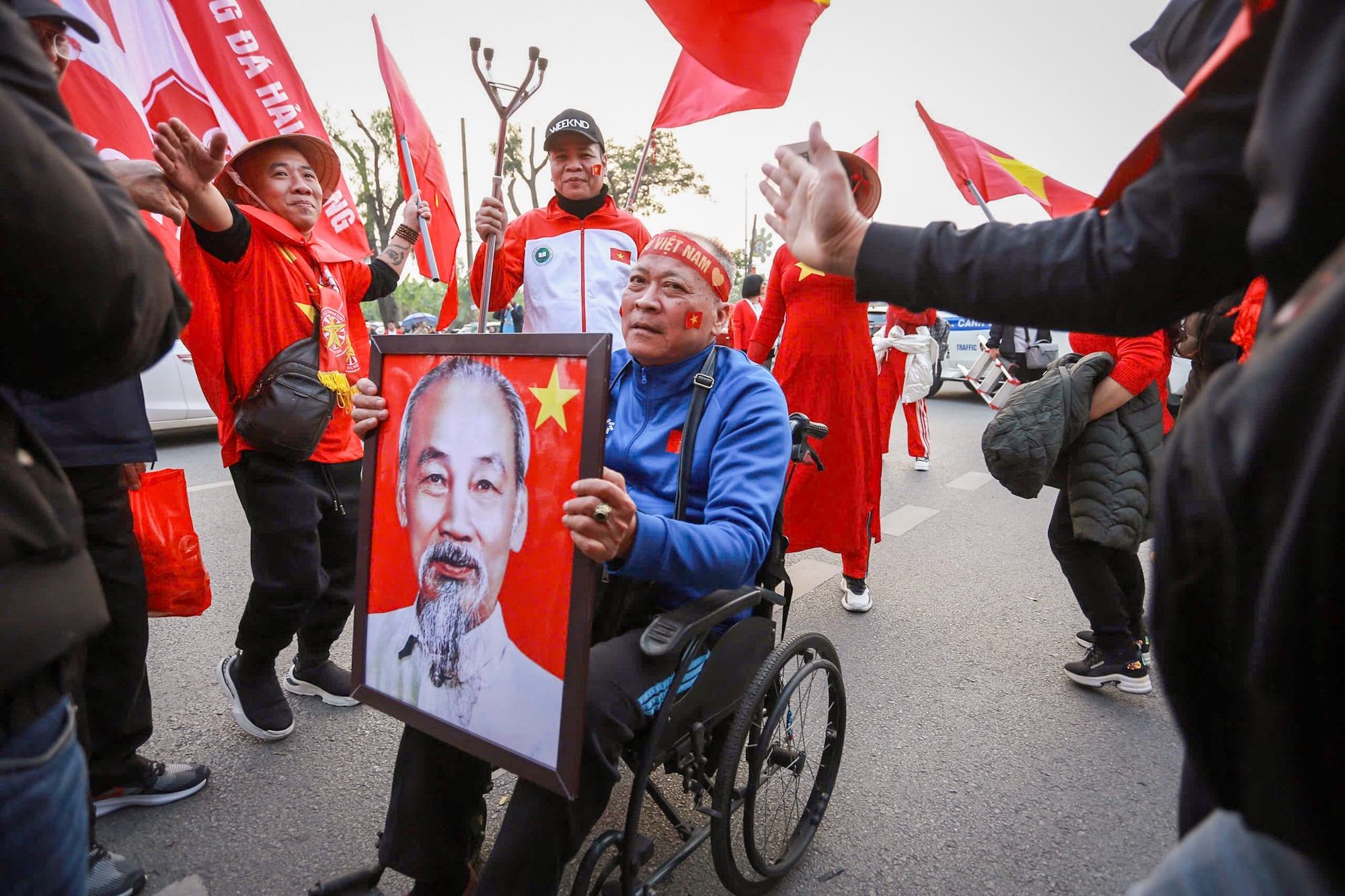 Những cổ động viên đặc biệt đến với sân vận động Việt Trì.