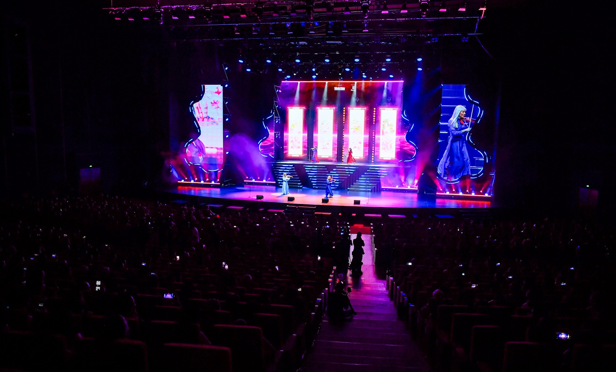 Các khối hình ảnh đồ họa trên sân khấu được đồng điệu với âm thanh của đàn violin và cello.