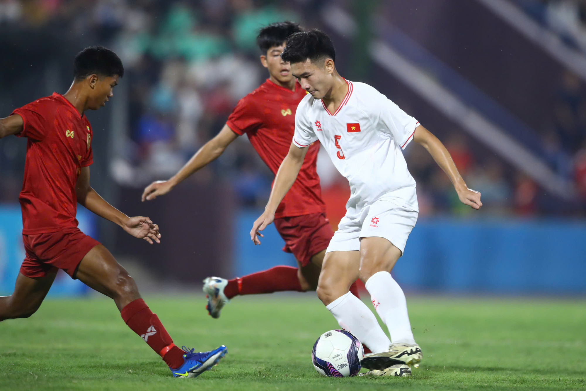 Các tiền vệ áo trắng kiểm soát hoàn toàn tuyến giữa. Trên hàng công, Văn Dương, Thiên Phú và Việt Long khiến hàng thủ Myanmar chao đảo bằng nhiều pha đi bóng ấn tượng. Tuy nhiên, điều U17 Việt Nam còn thiếu là sự sắc sảo ở những tình huống quyết định. Họ thiếu một chút may mắn để có thể ghi được bàn thắng.