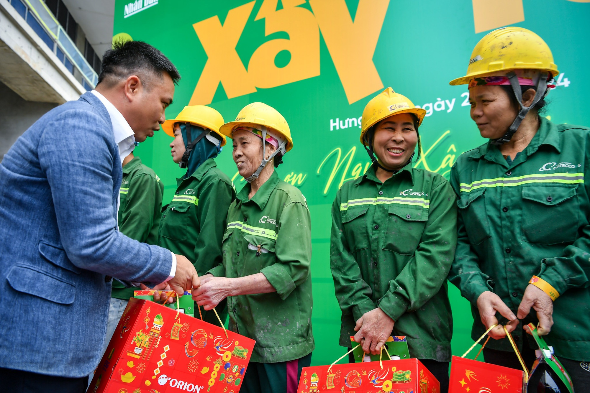 Niềm hứng khởi của công nhân lao động khi được nhận các phần quà. Niềm hứng khởi của công nhân lao động khi được nhận các phần quà.