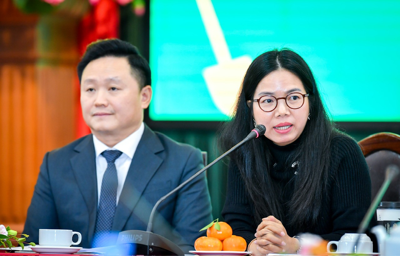 Bà Nguyễn Trình Thùy Trang, Phó Tổng Giám đốc Coteccons trả lời báo chí. Bà Nguyễn Trình Thùy Trang, Phó Tổng Giám đốc Coteccons trả lời báo chí.